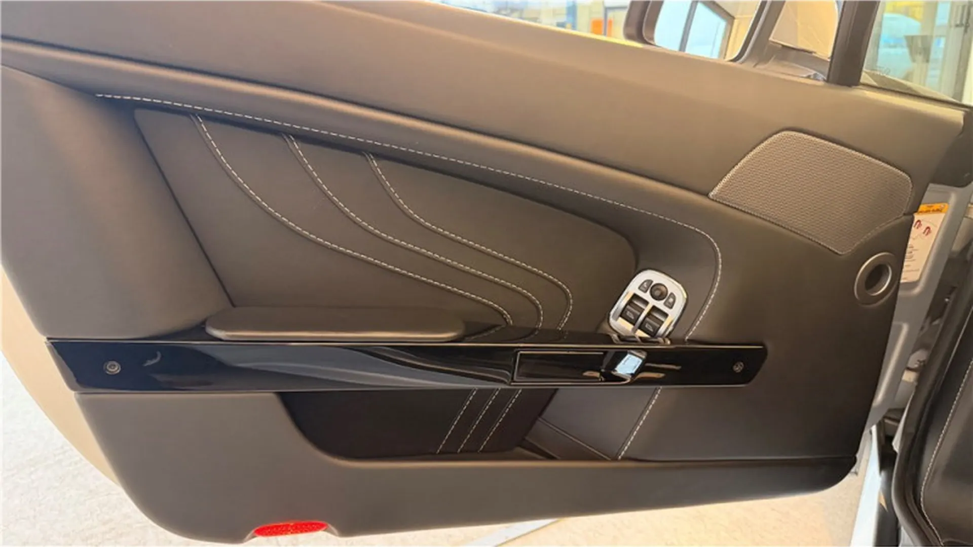 Aston Martin VANTAGE — photo 12