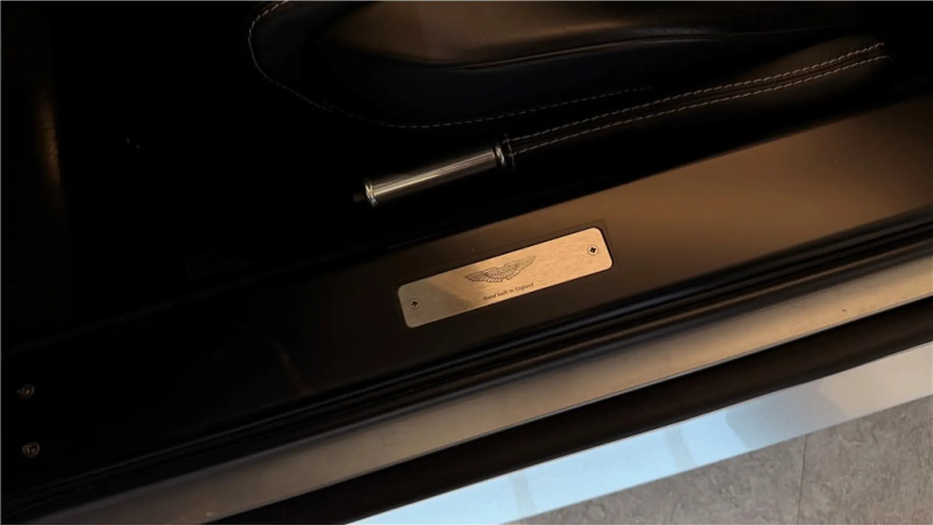 Aston Martin VANTAGE — photo 11