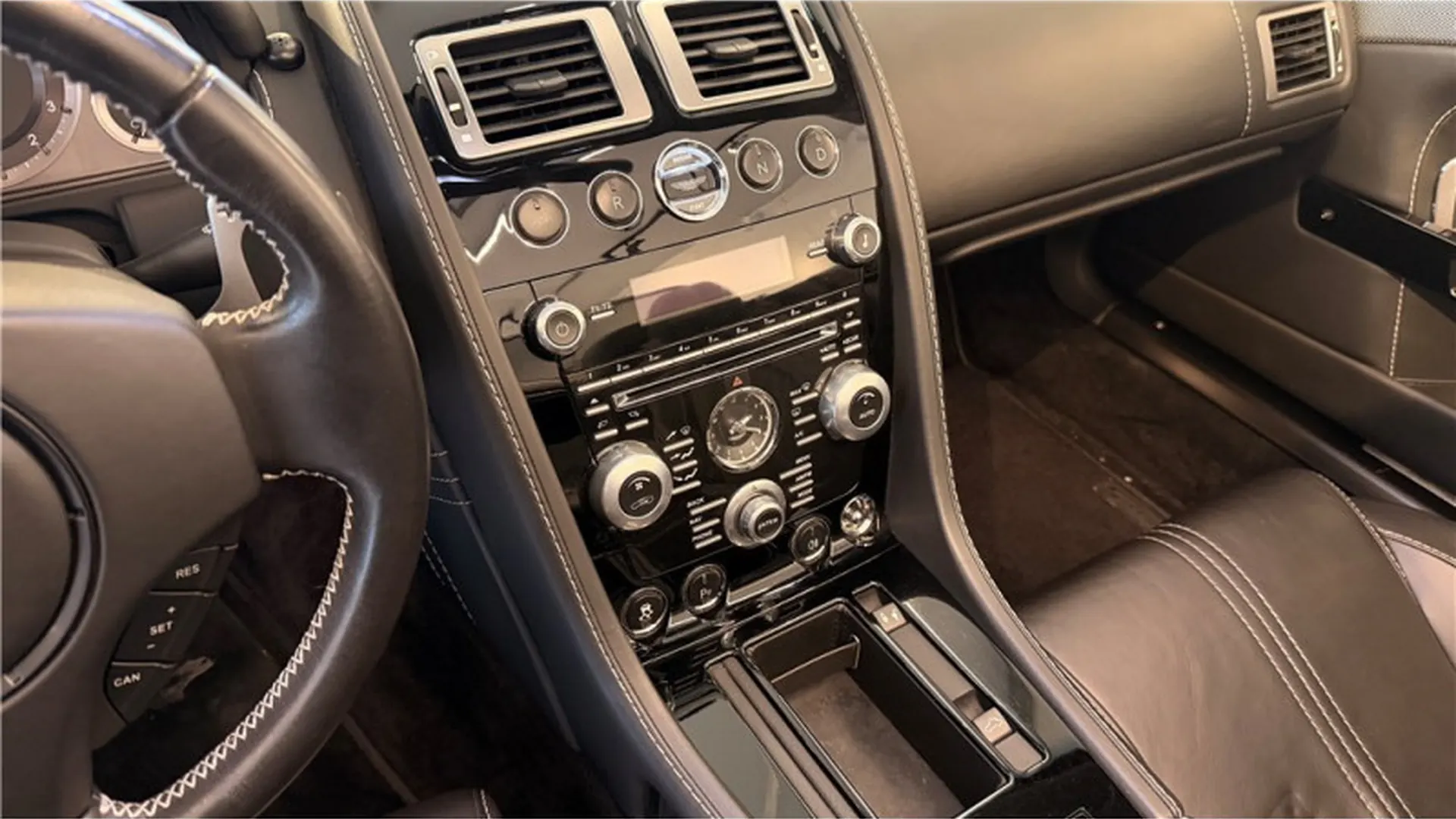 Aston Martin VANTAGE — photo 9