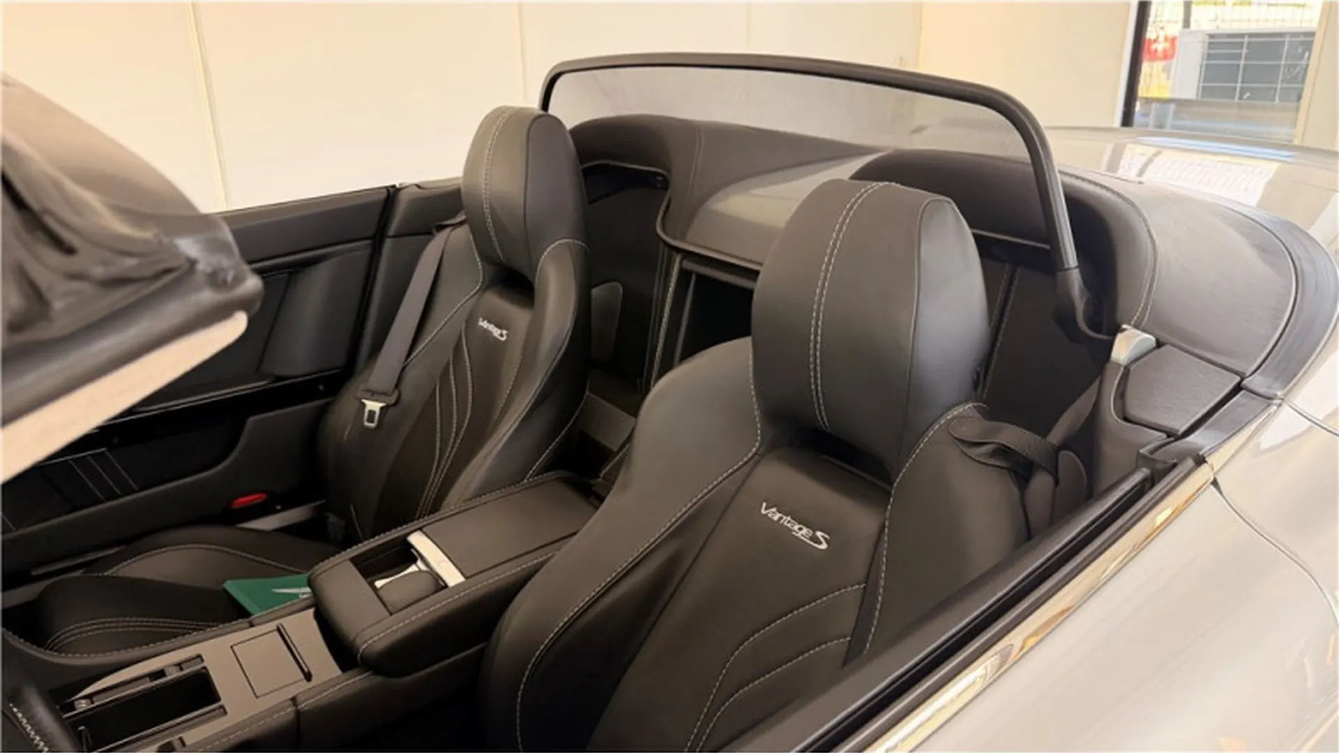 Aston Martin VANTAGE — photo 5