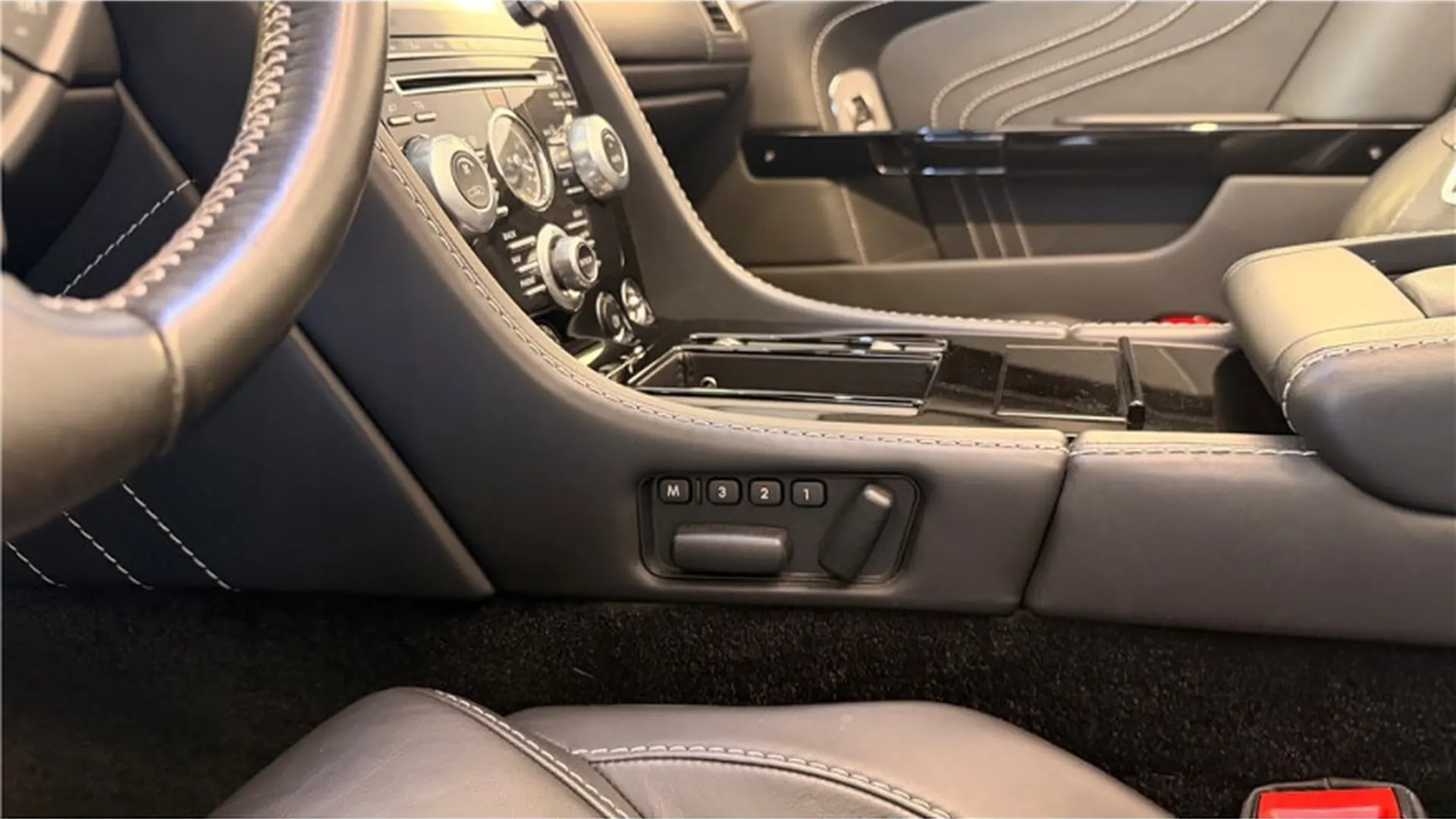 Aston Martin VANTAGE — photo 8