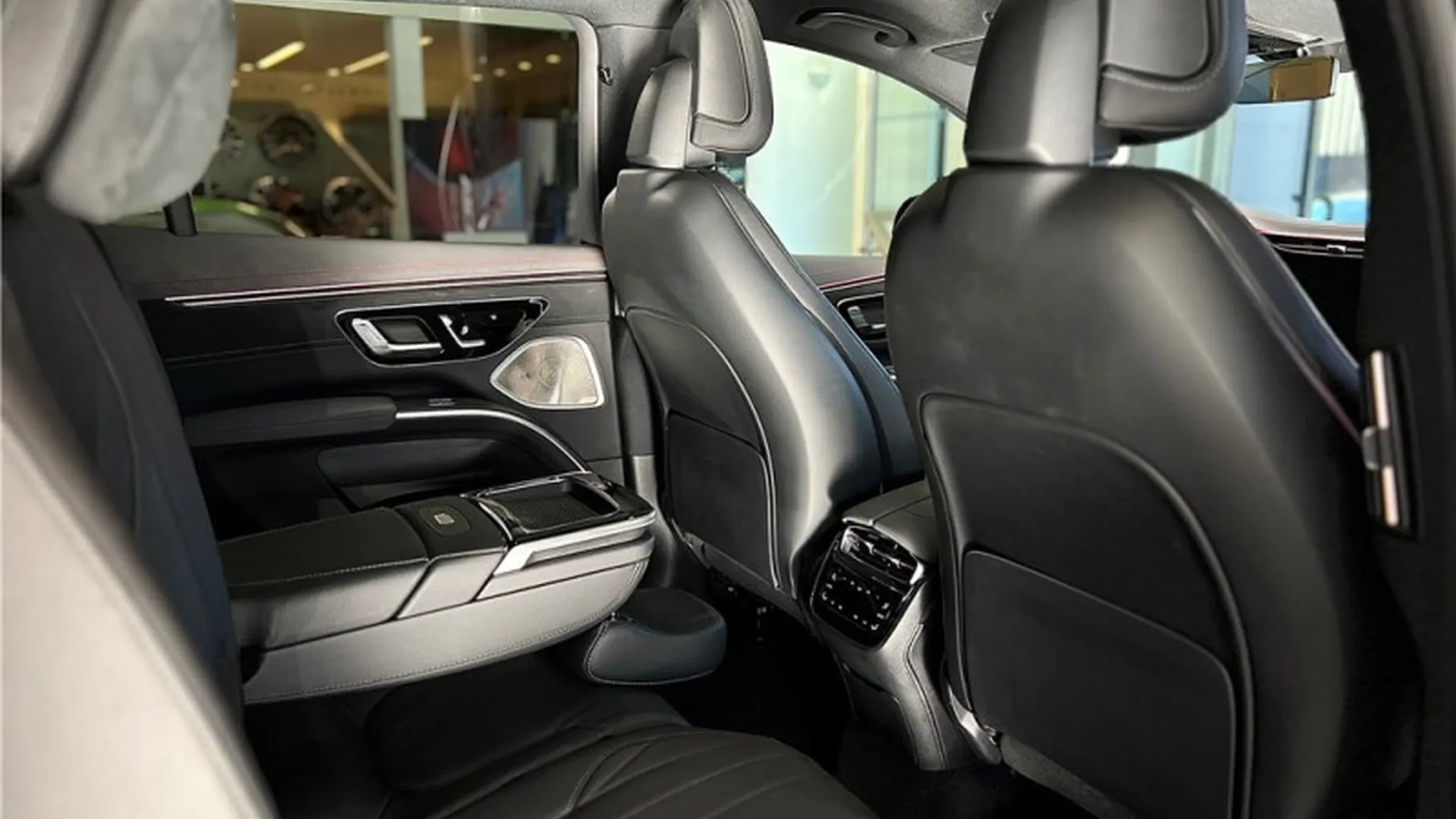 Mercedes EQS SUV — photo 17