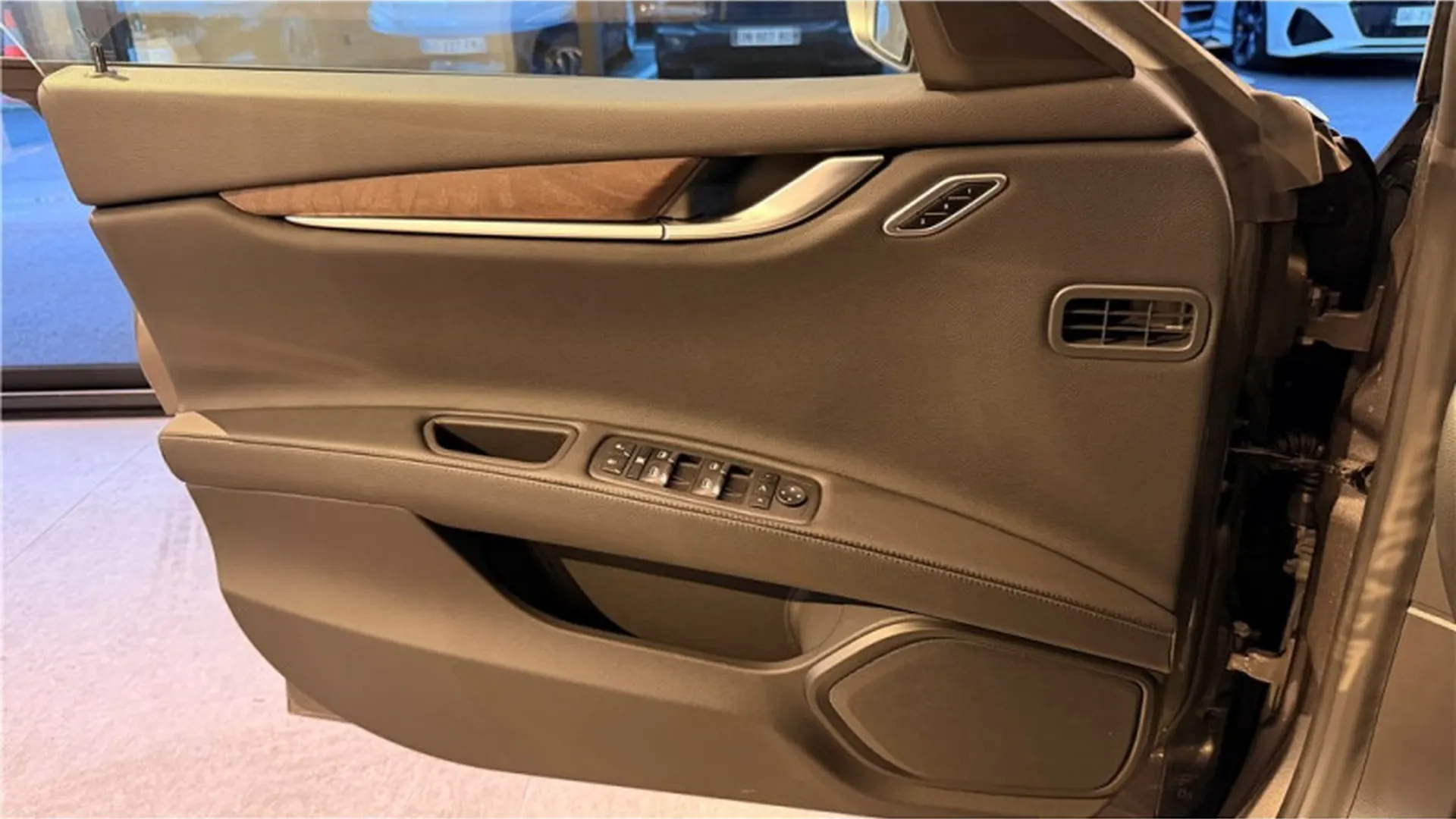 Maserati GHIBLI — photo 14
