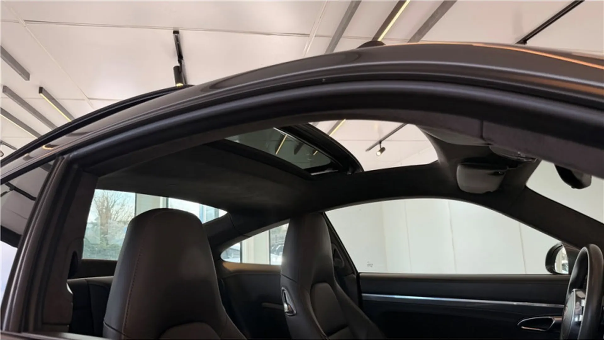 Porsche 911 — photo 17
