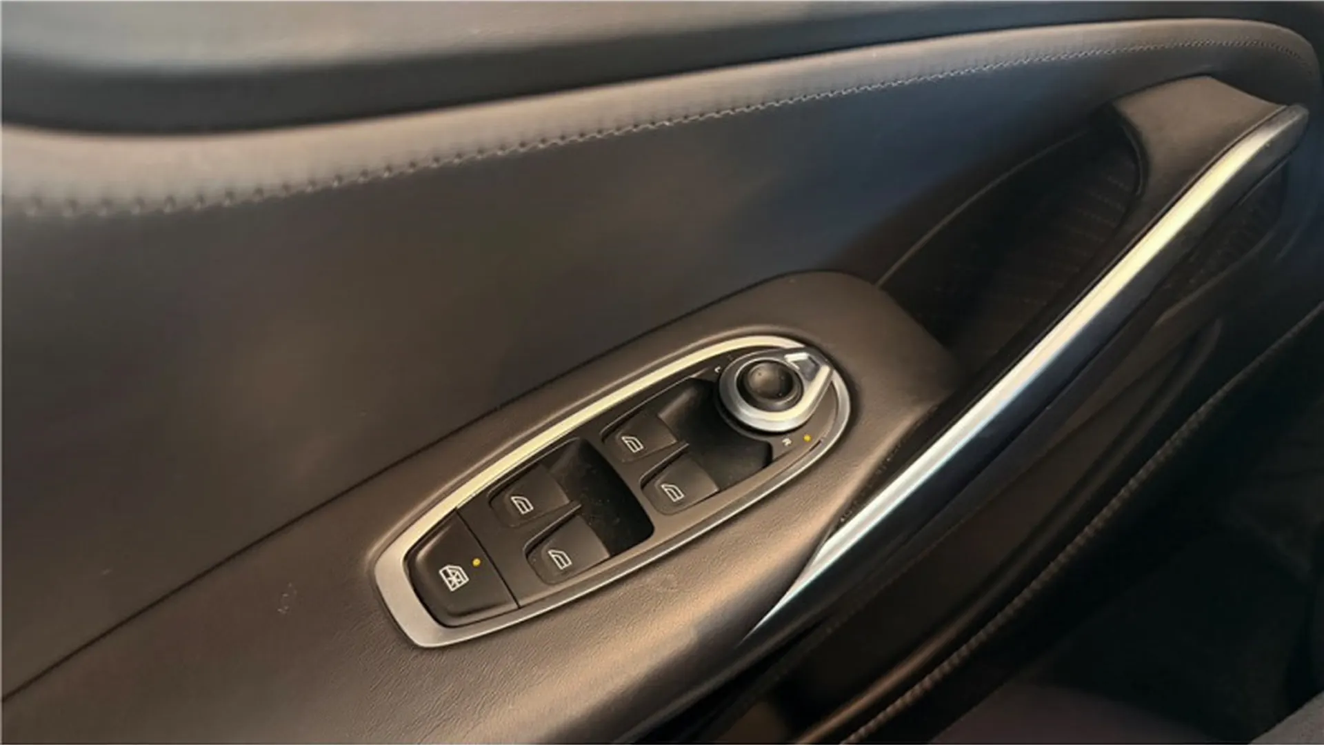 Aston Martin DBX — photo 10