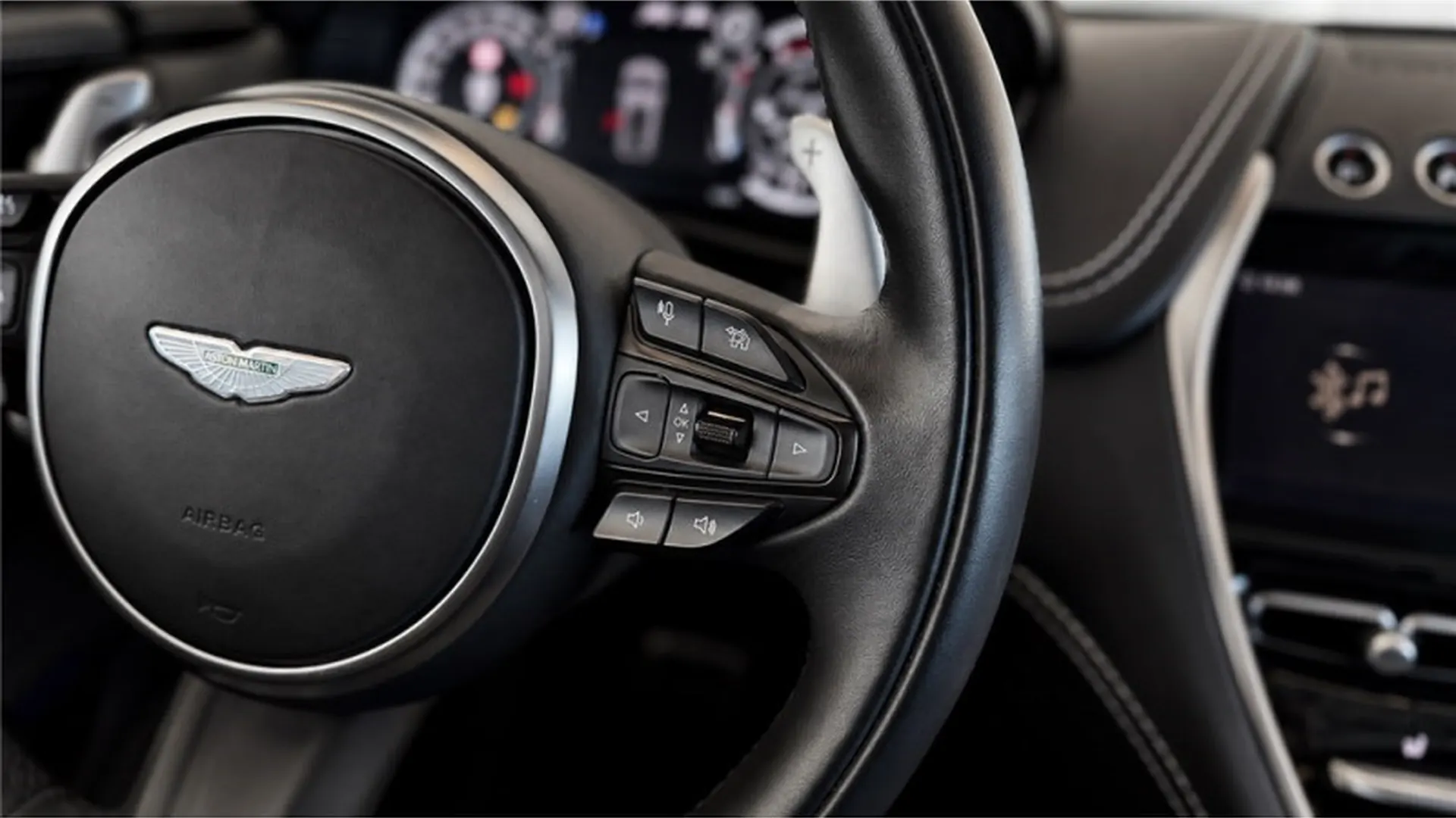 Aston Martin DBX — photo 18