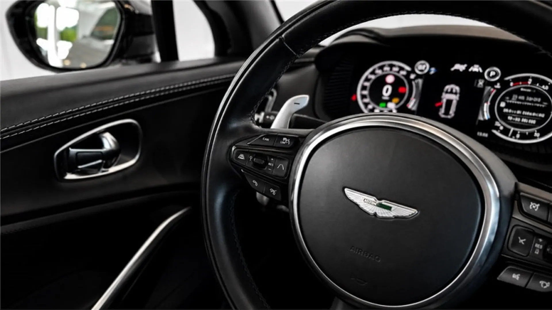 Aston Martin DBX — photo 17