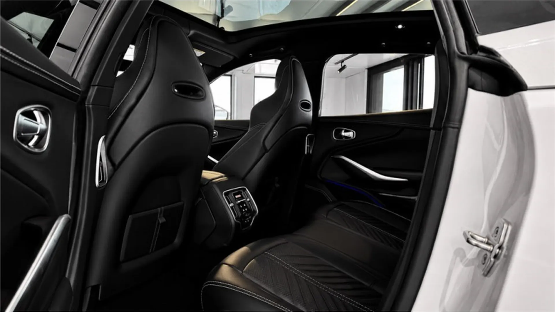 Aston Martin DBX — photo 24