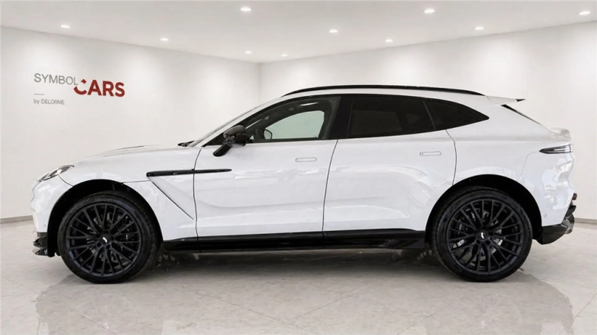 Aston Martin DBX — photo 4