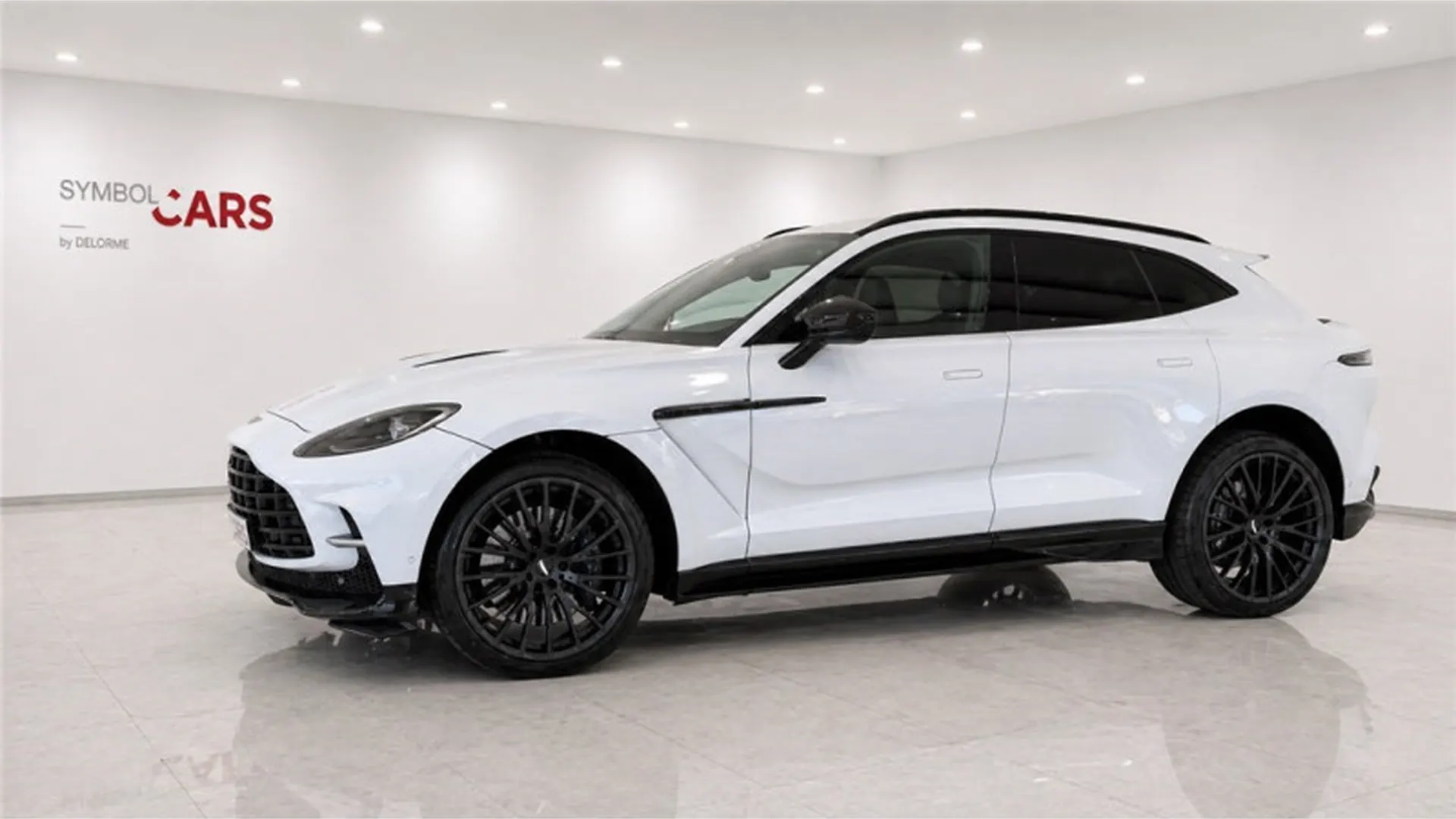 Aston Martin DBX — photo 3