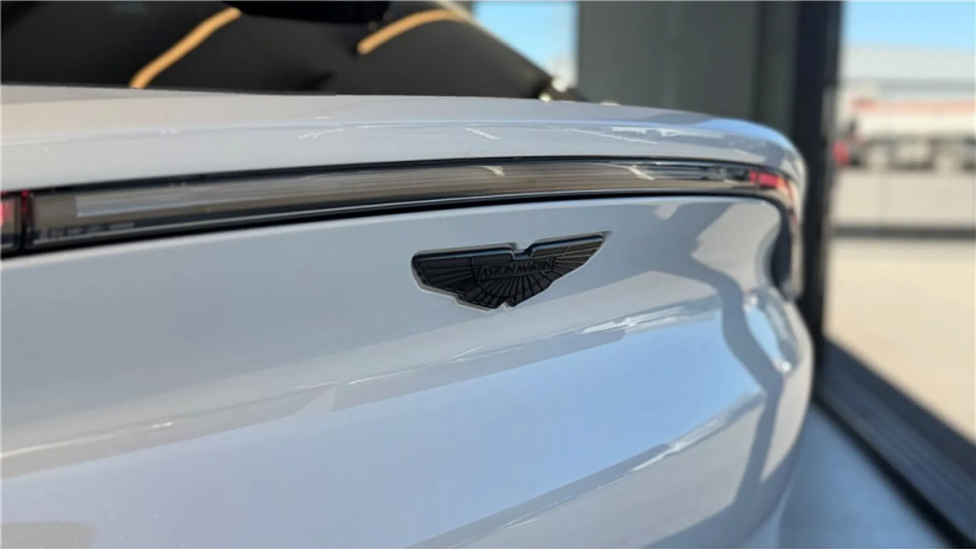 Aston Martin DBX — photo 5