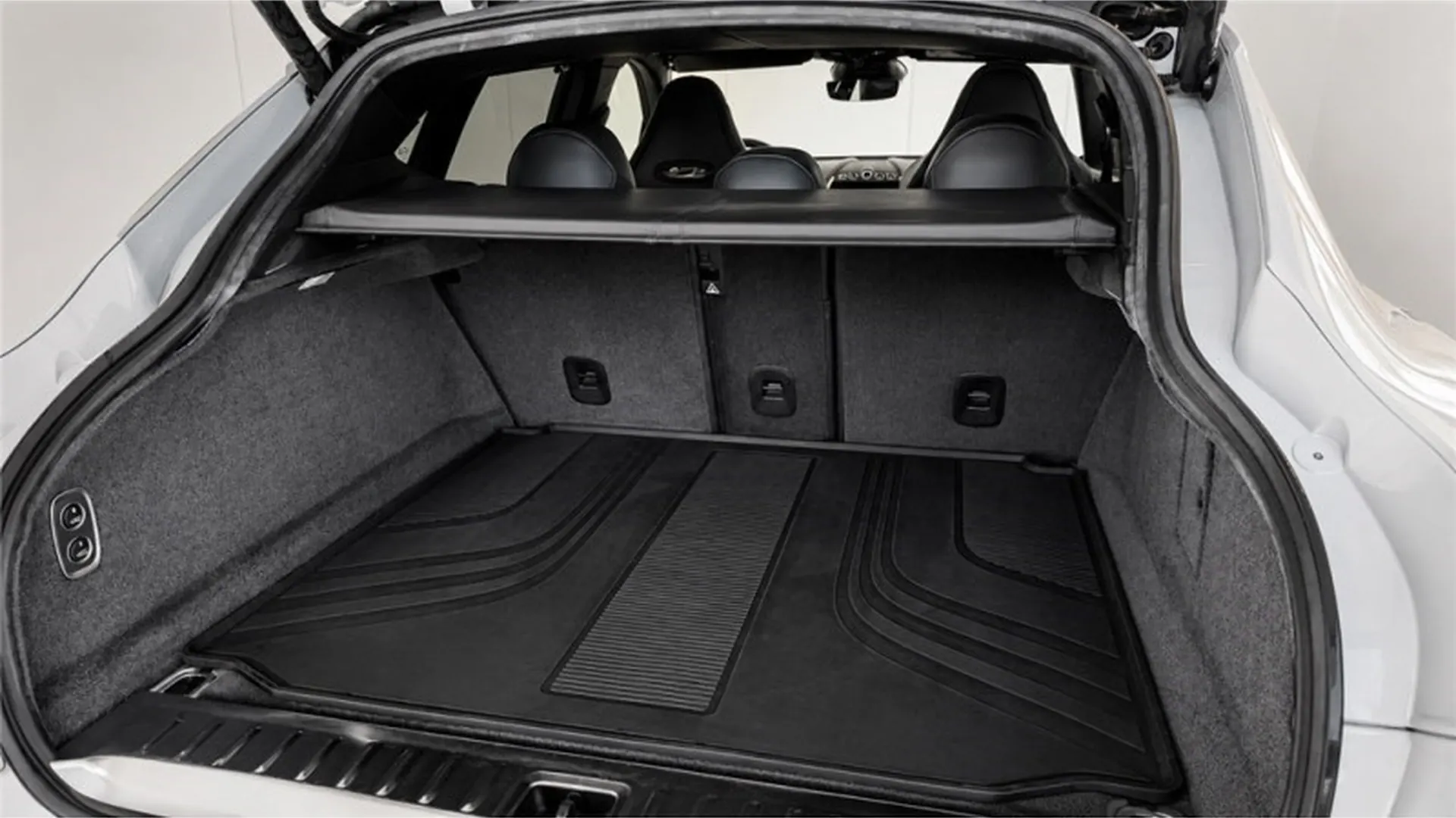 Aston Martin DBX — photo 25