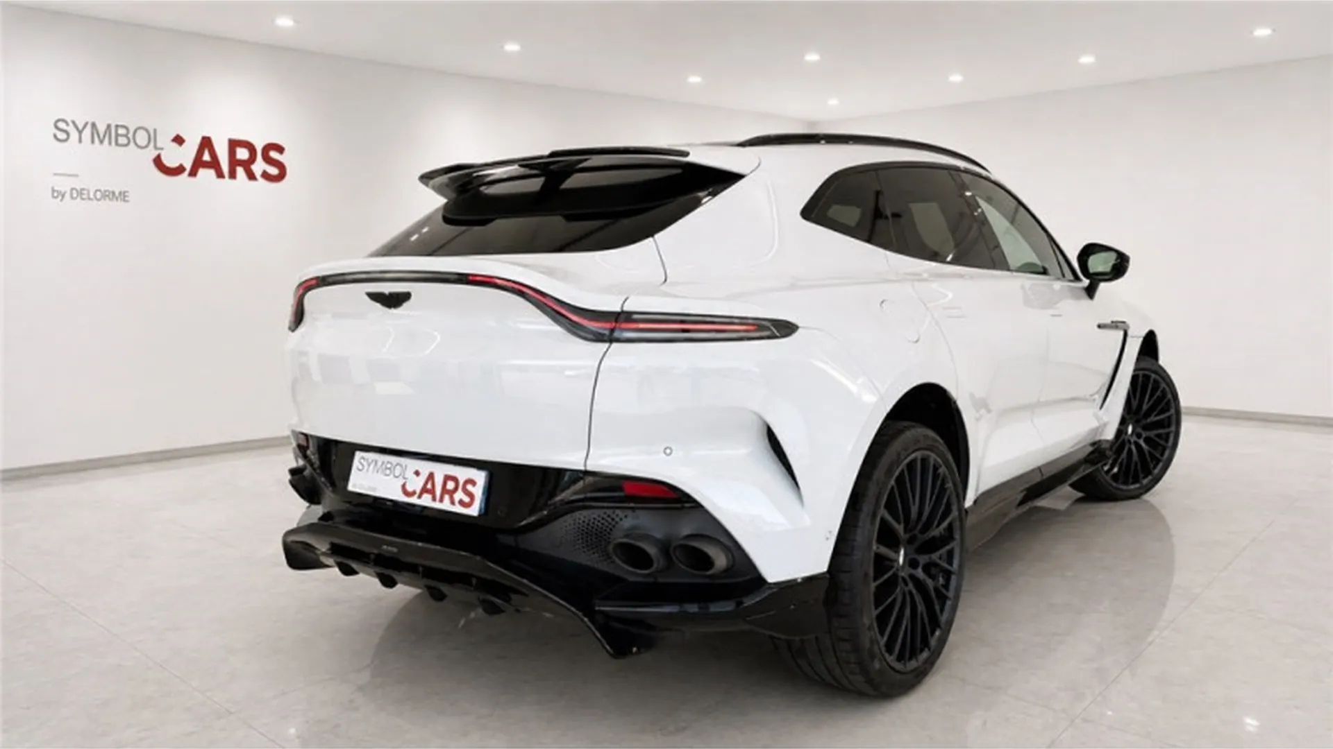 Aston Martin DBX — photo 2
