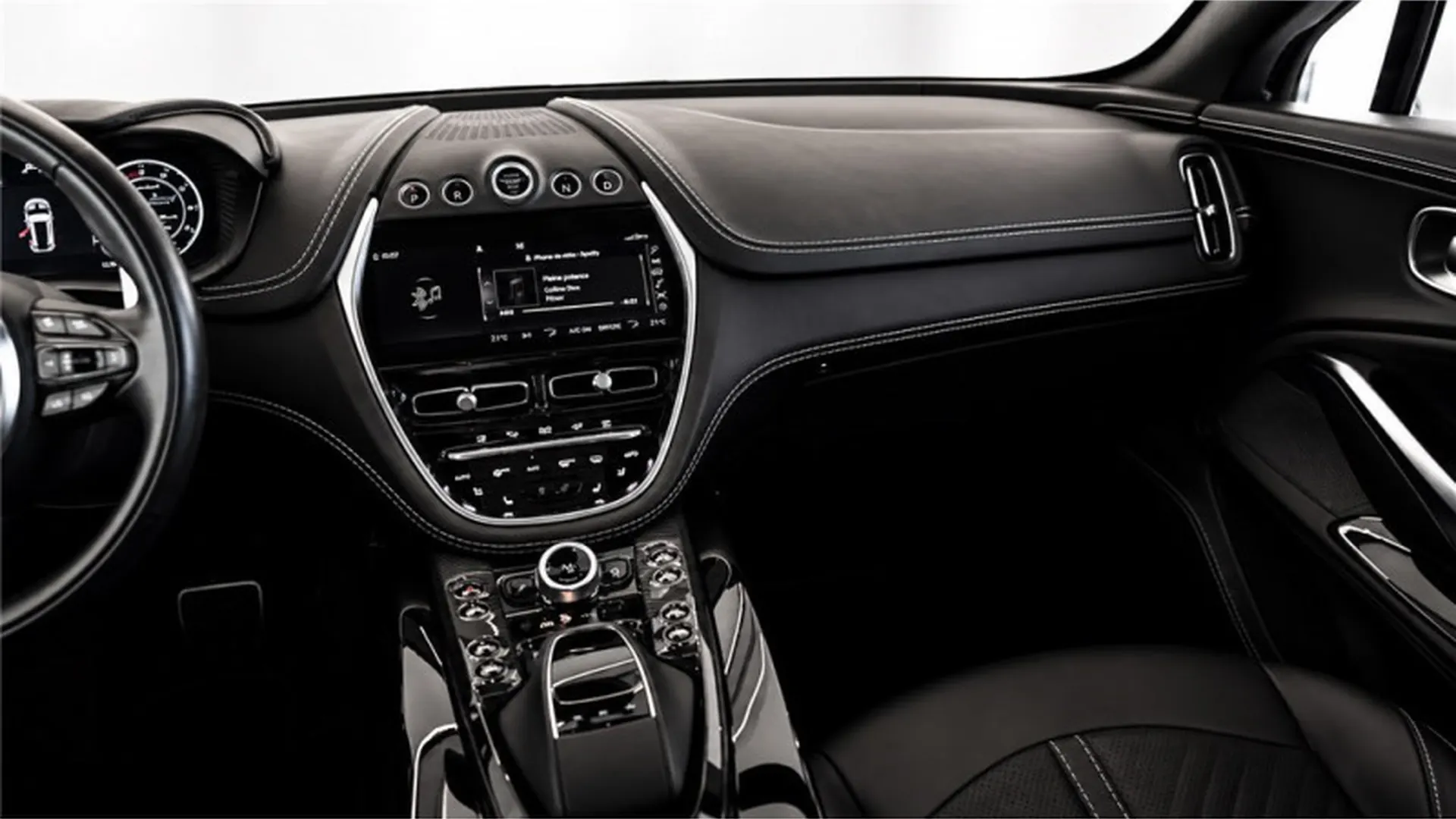 Aston Martin DBX — photo 19