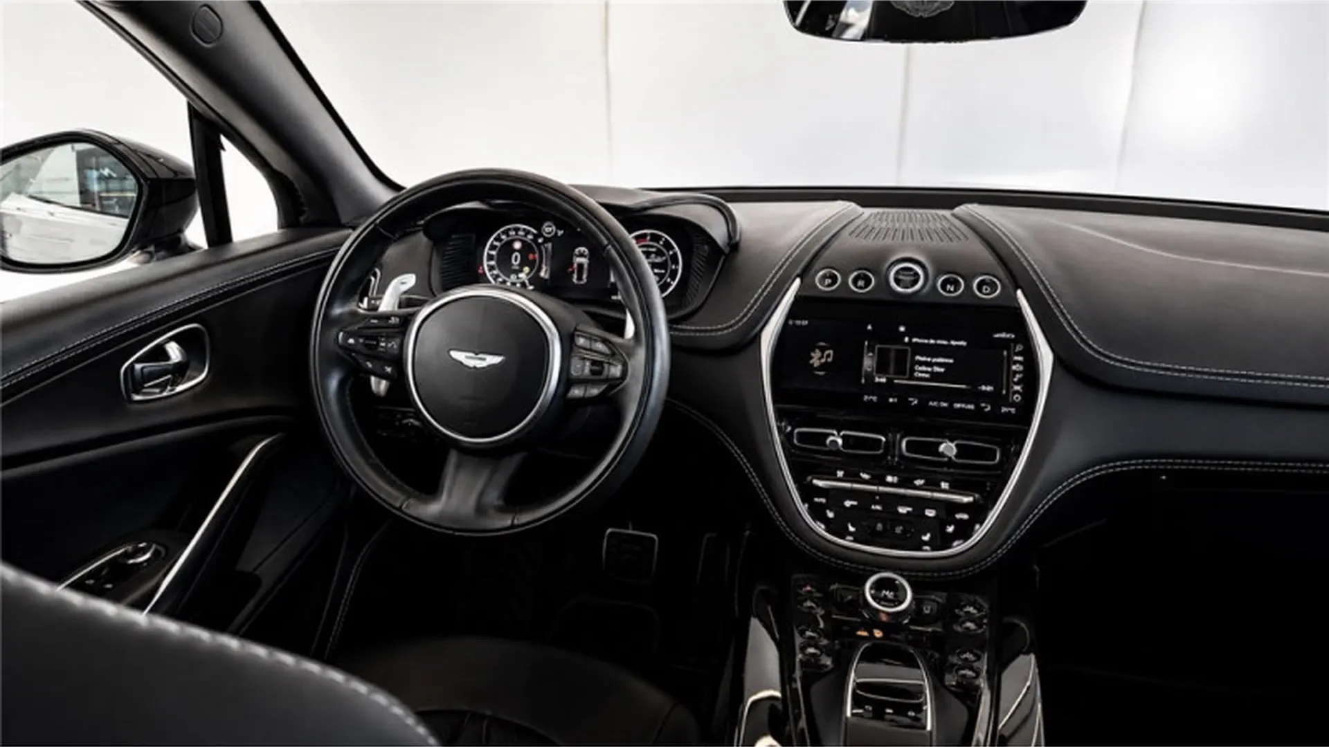 Aston Martin DBX — photo 16