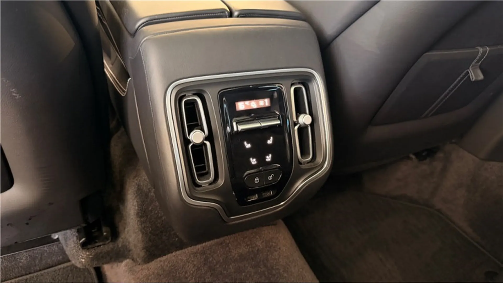 Aston Martin DBX — photo 12