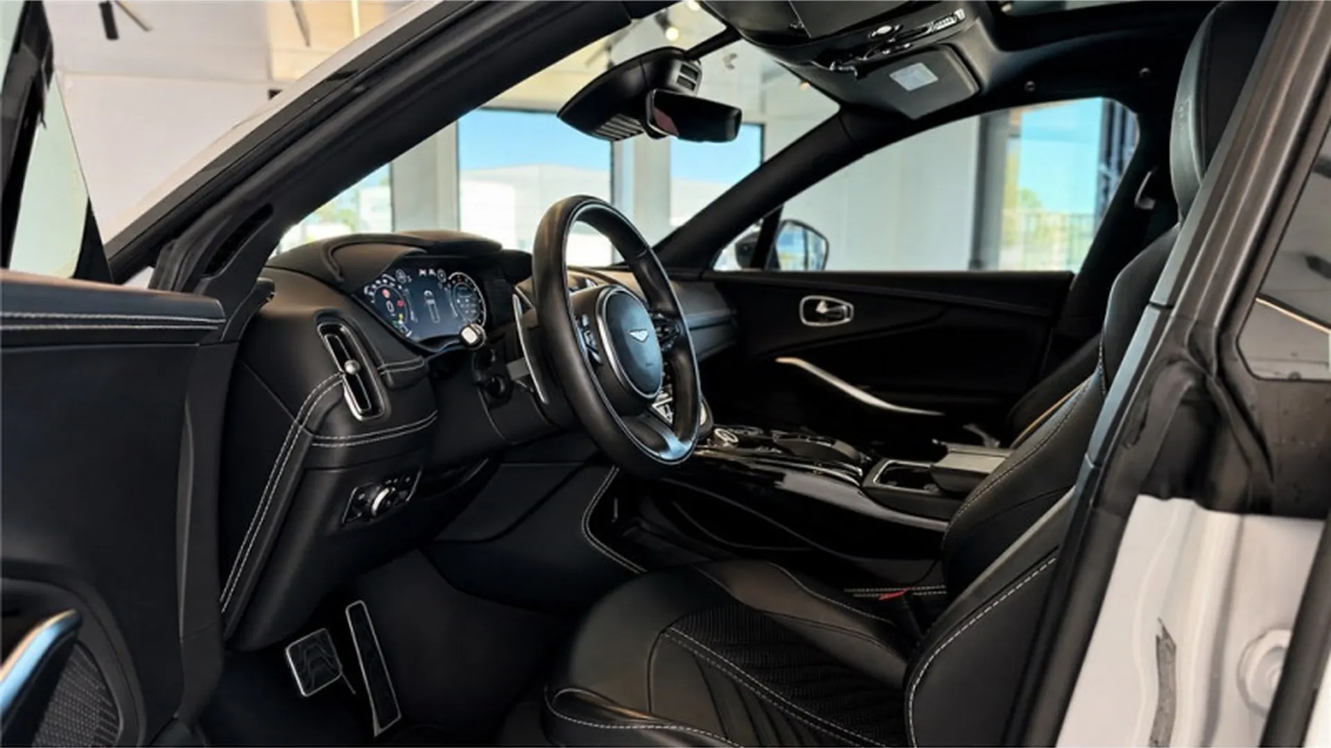 Aston Martin DBX — photo 15