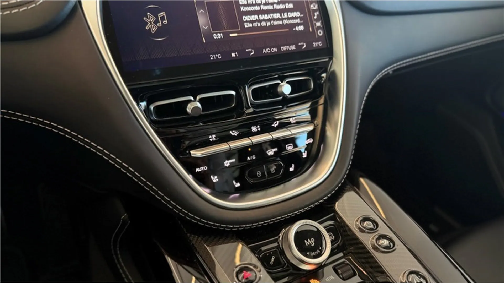 Aston Martin DBX — photo 7