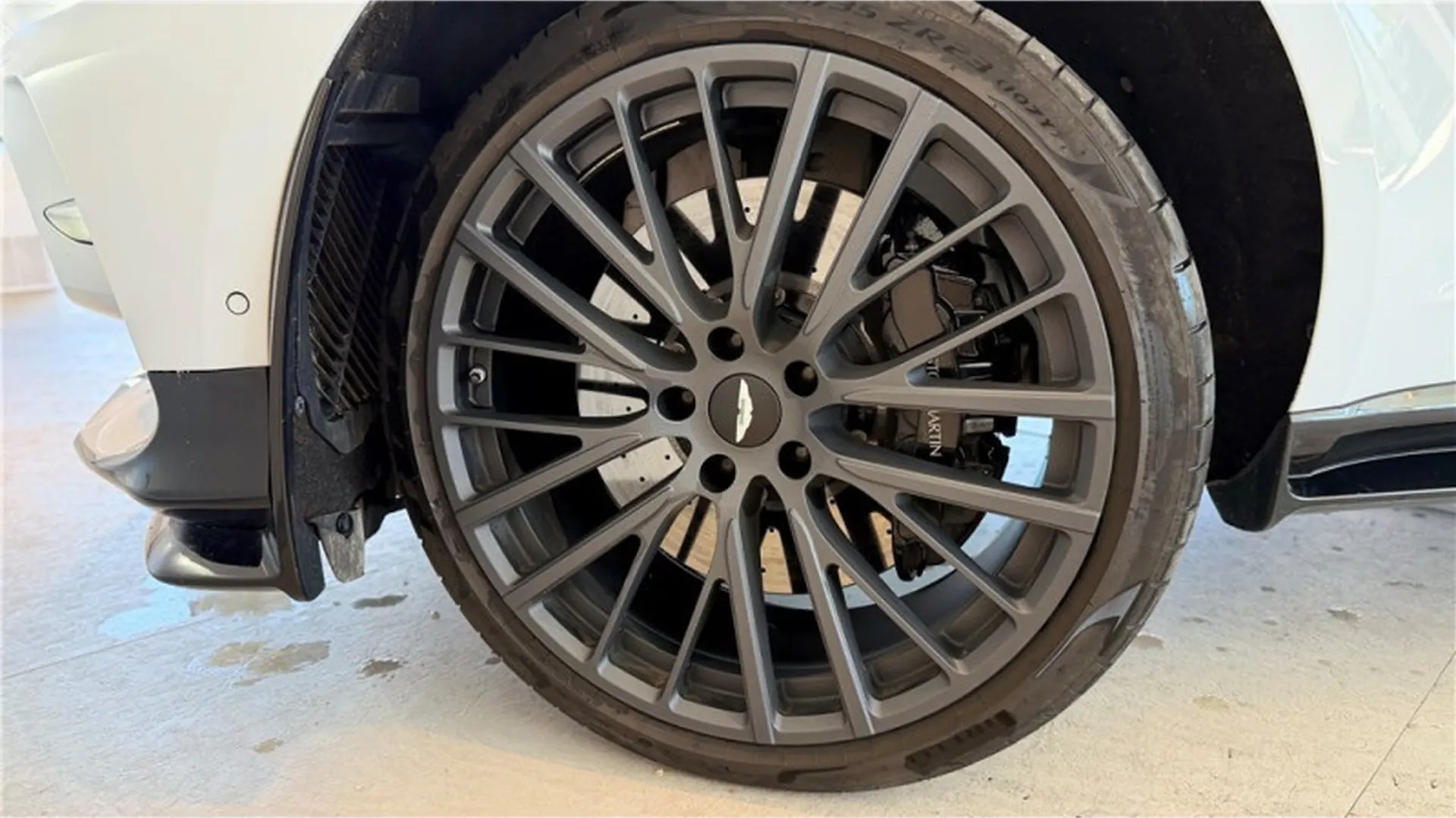 Aston Martin DBX — photo 6