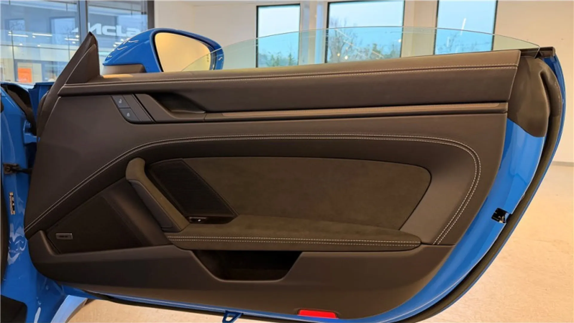 Porsche 911 CARRERA CABRIOLET 992 — photo 11