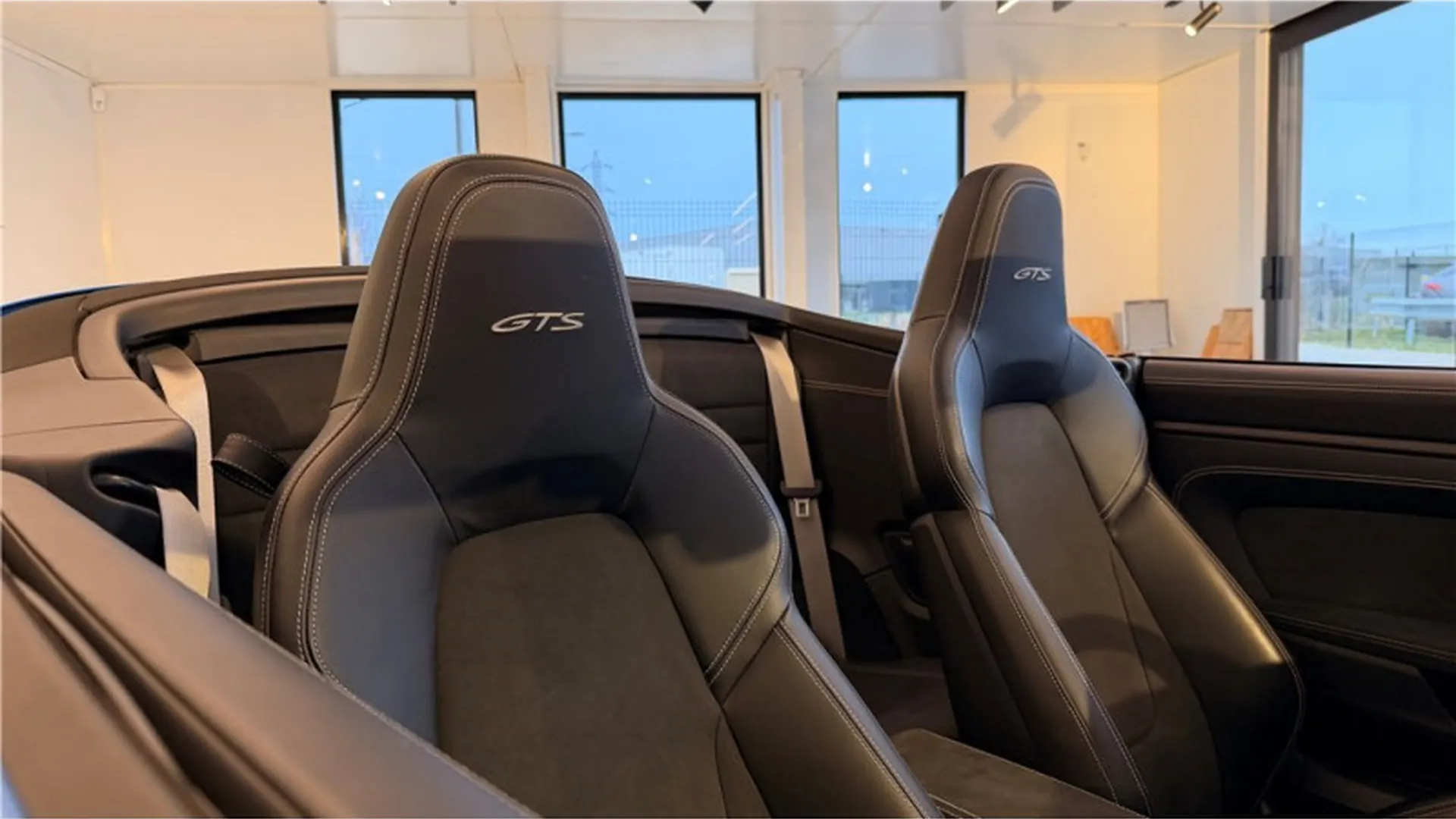 Porsche 911 CARRERA CABRIOLET 992 — photo 10