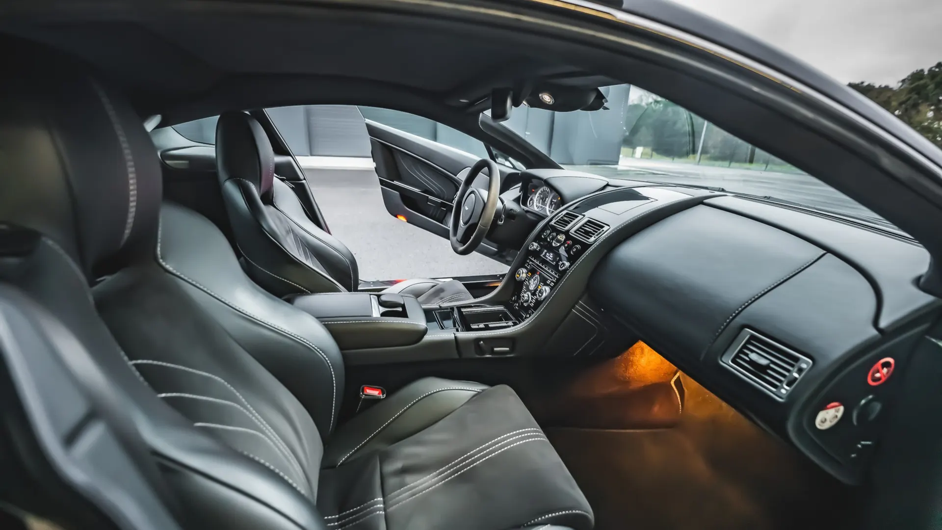 Aston Martin V8 — photo 23