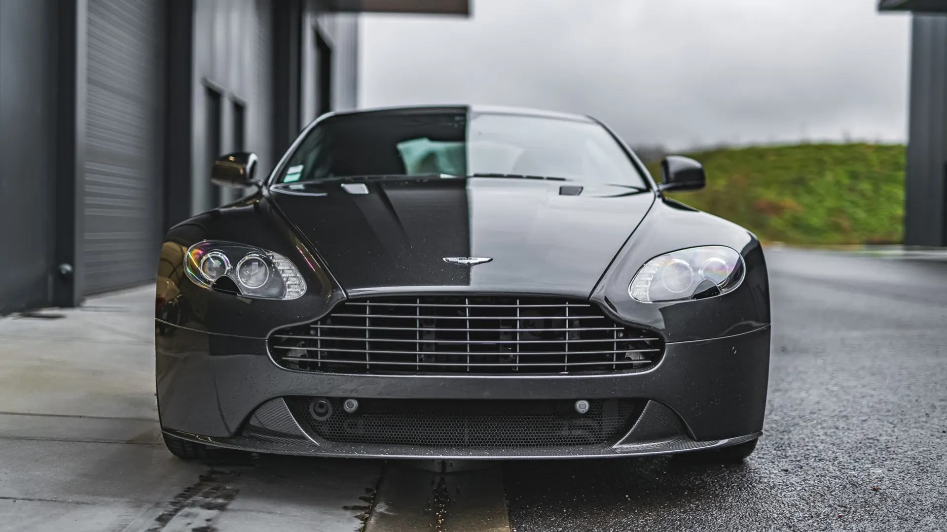 Aston Martin V8 — photo 9
