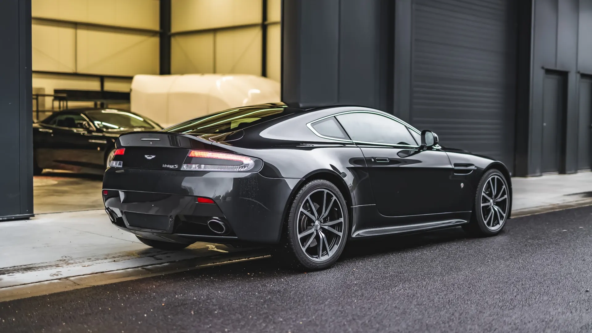 Aston Martin V8 — photo 21