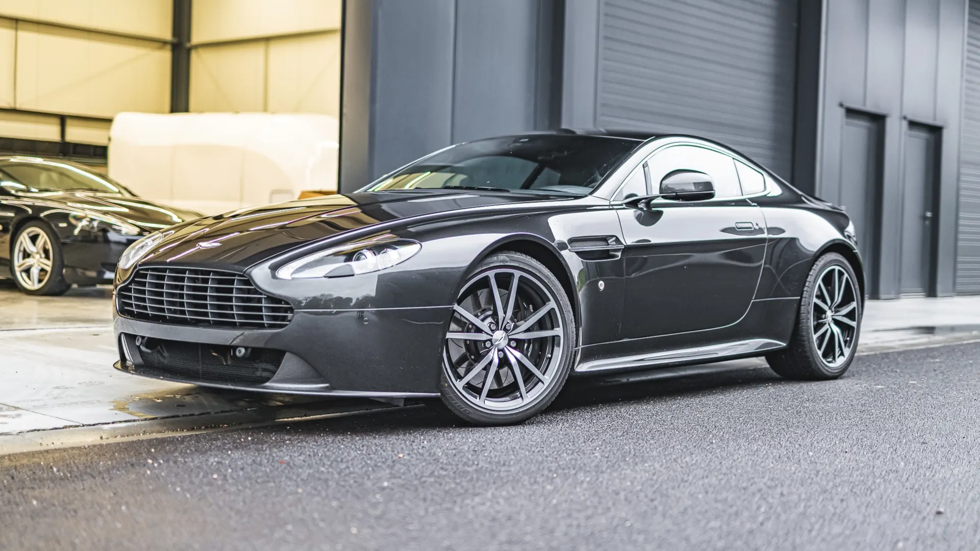 Aston Martin V8 — photo 10