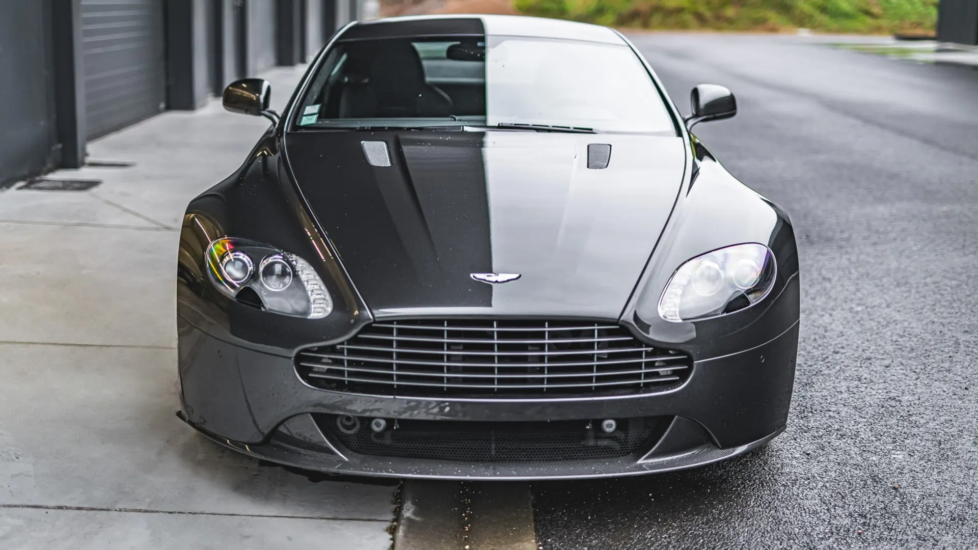 Aston Martin V8 — photo 18