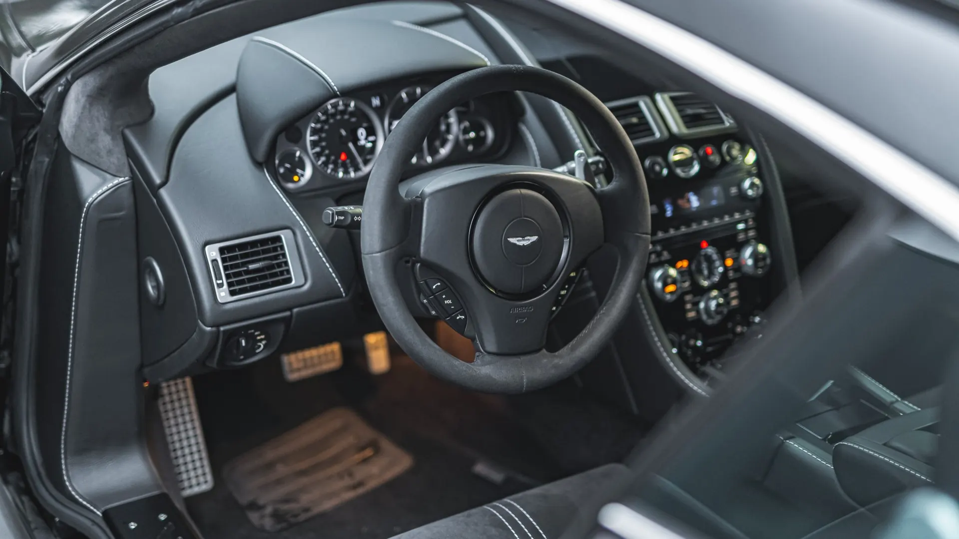 Aston Martin V8 — photo 22