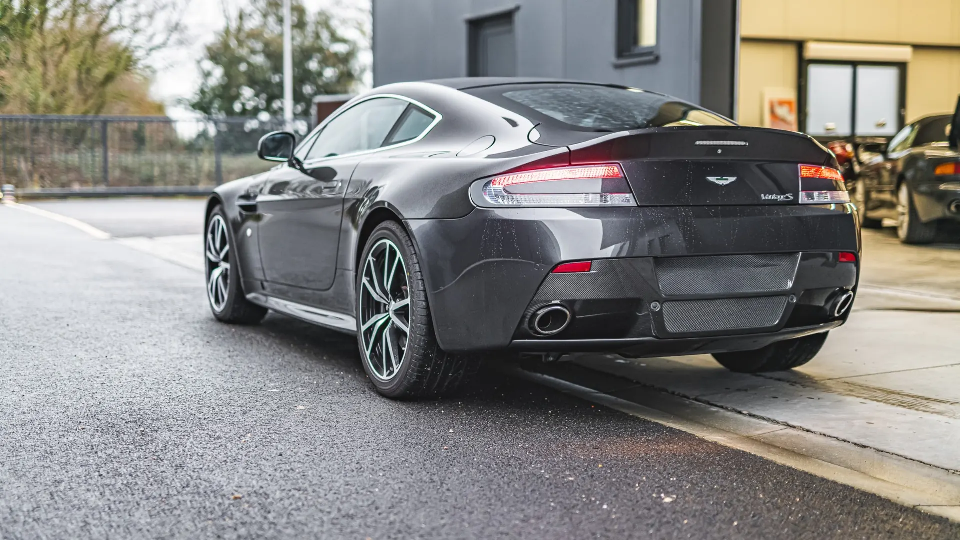 Aston Martin V8 — photo 26