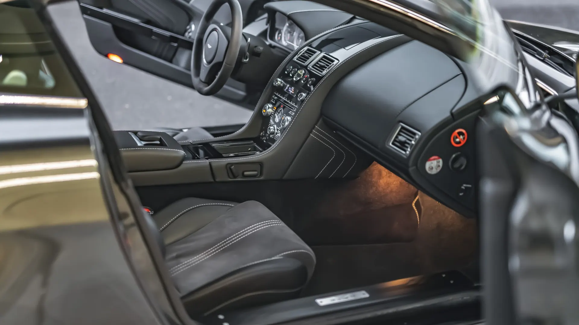 Aston Martin V8 — photo 8