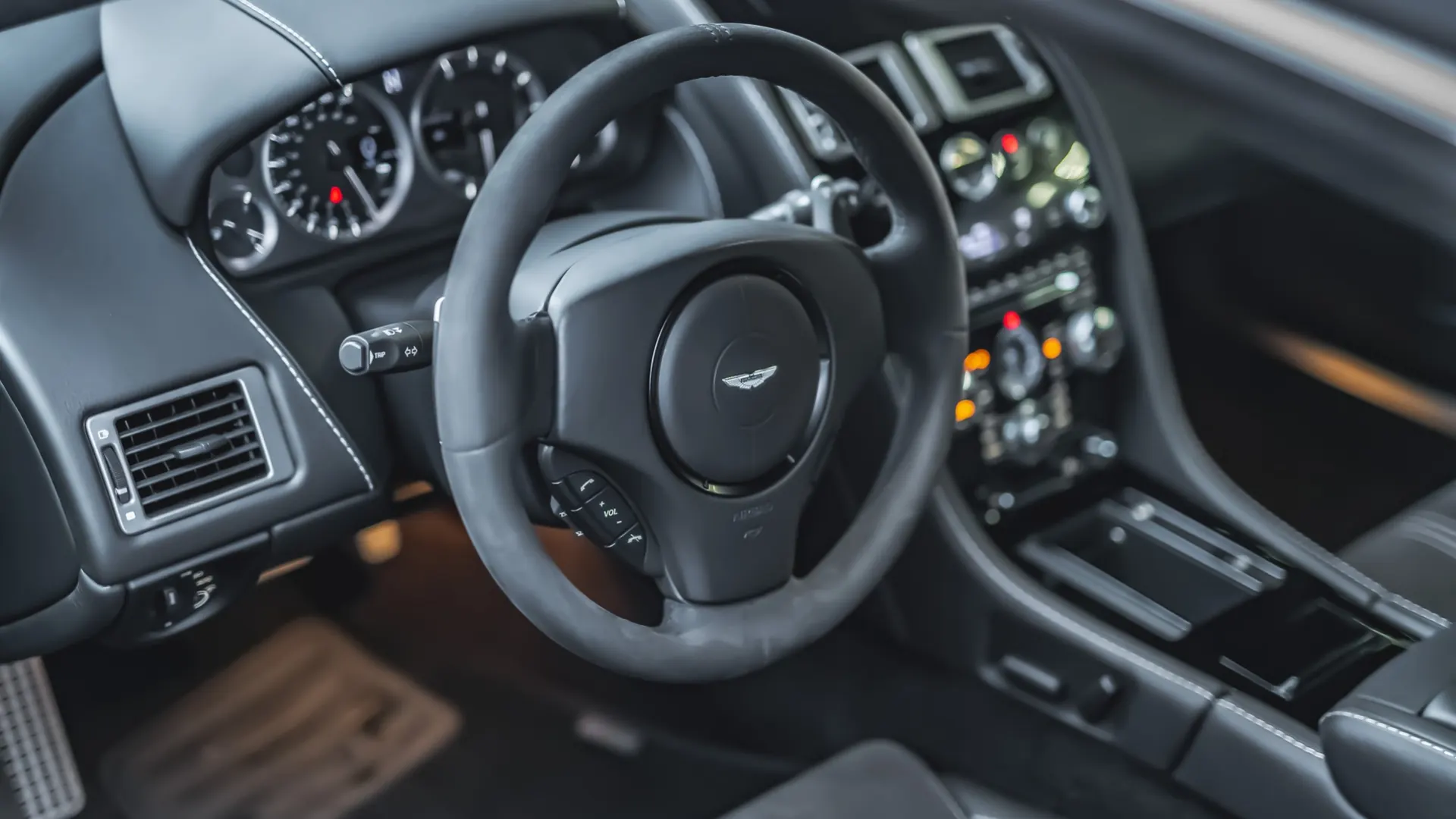 Aston Martin V8 — photo 14