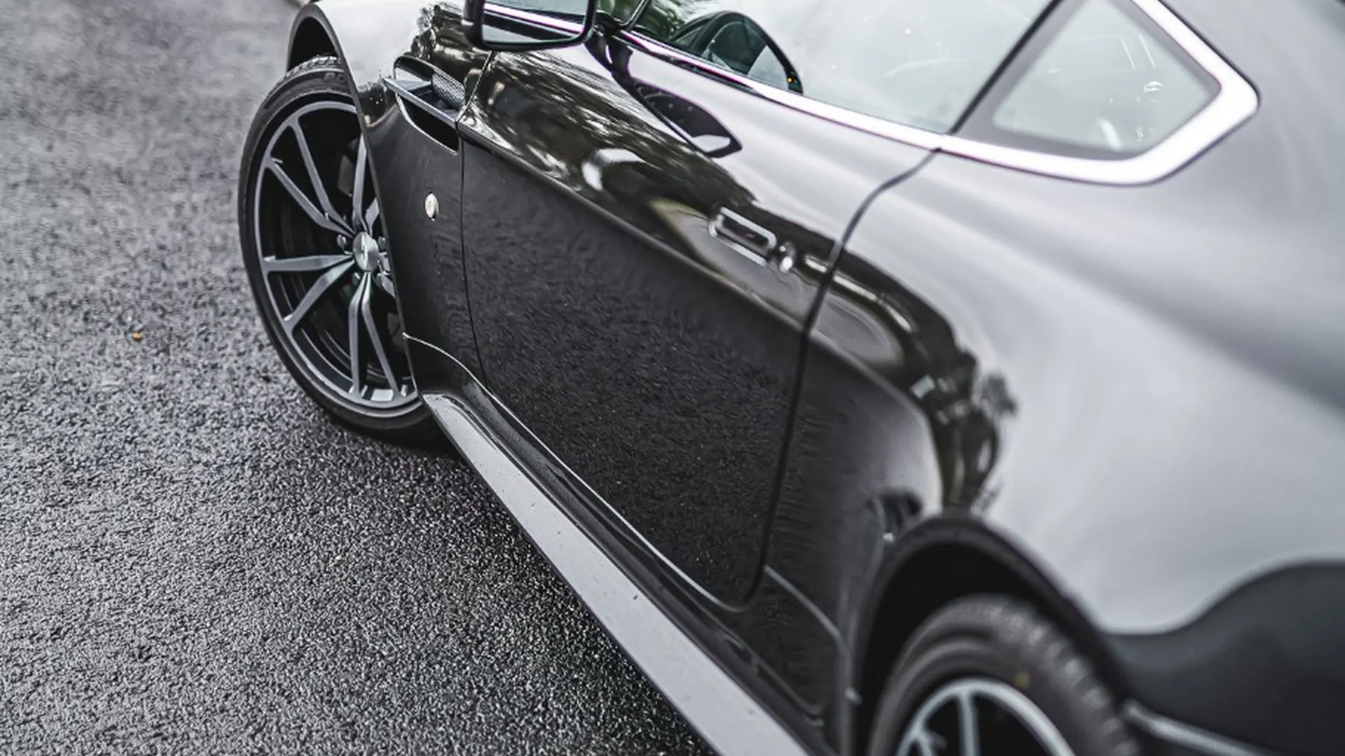 Aston Martin V8 — photo 3