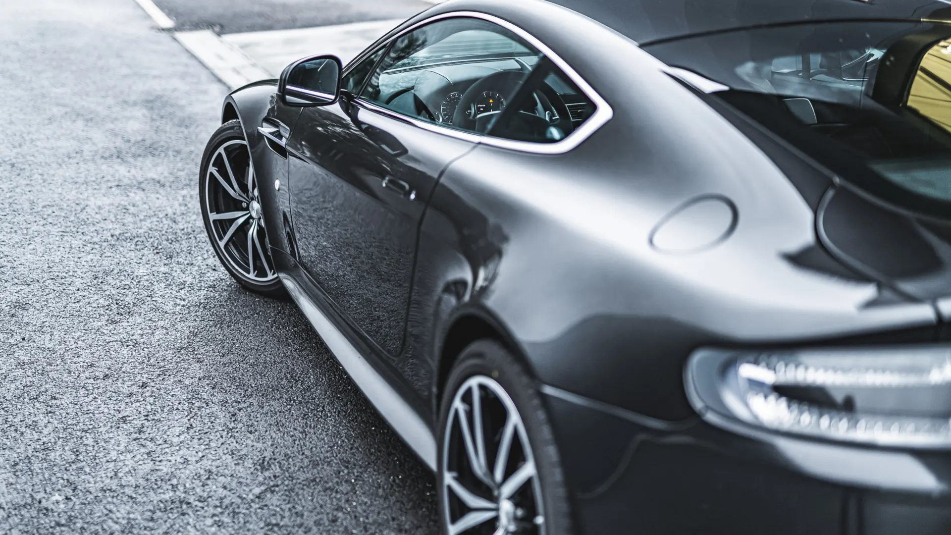 Aston Martin V8 — photo 17