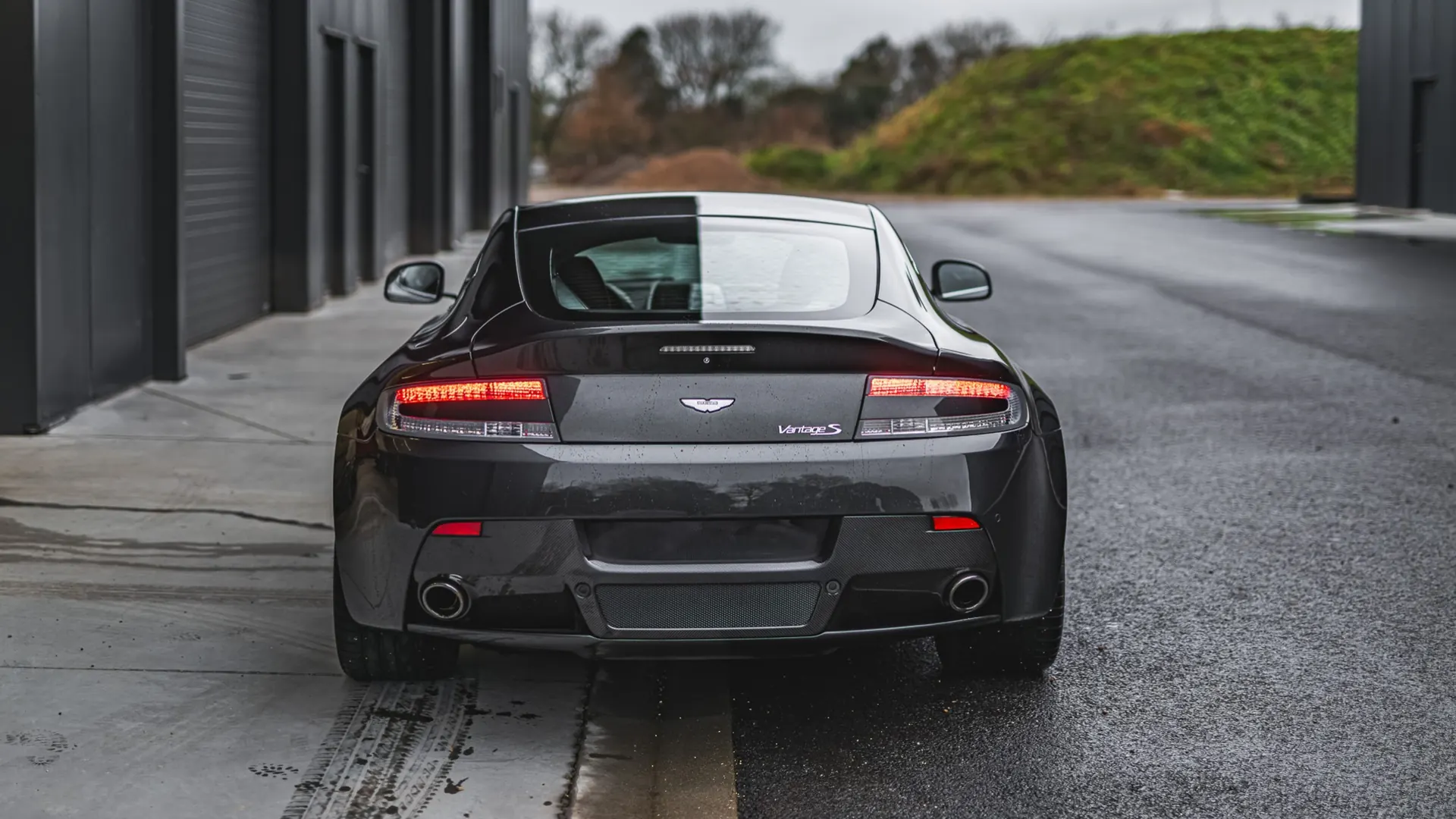 Aston Martin V8 — photo 2