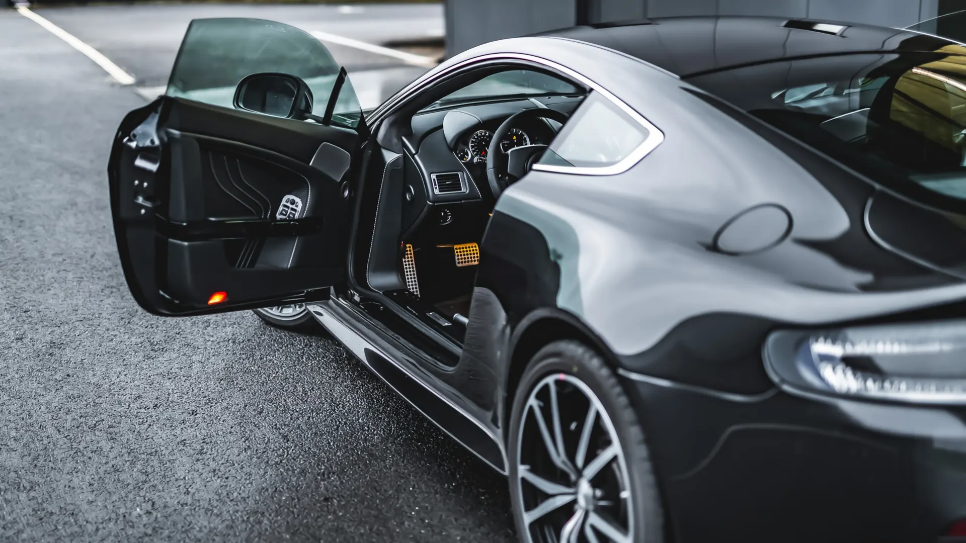 Aston Martin V8 — photo 11