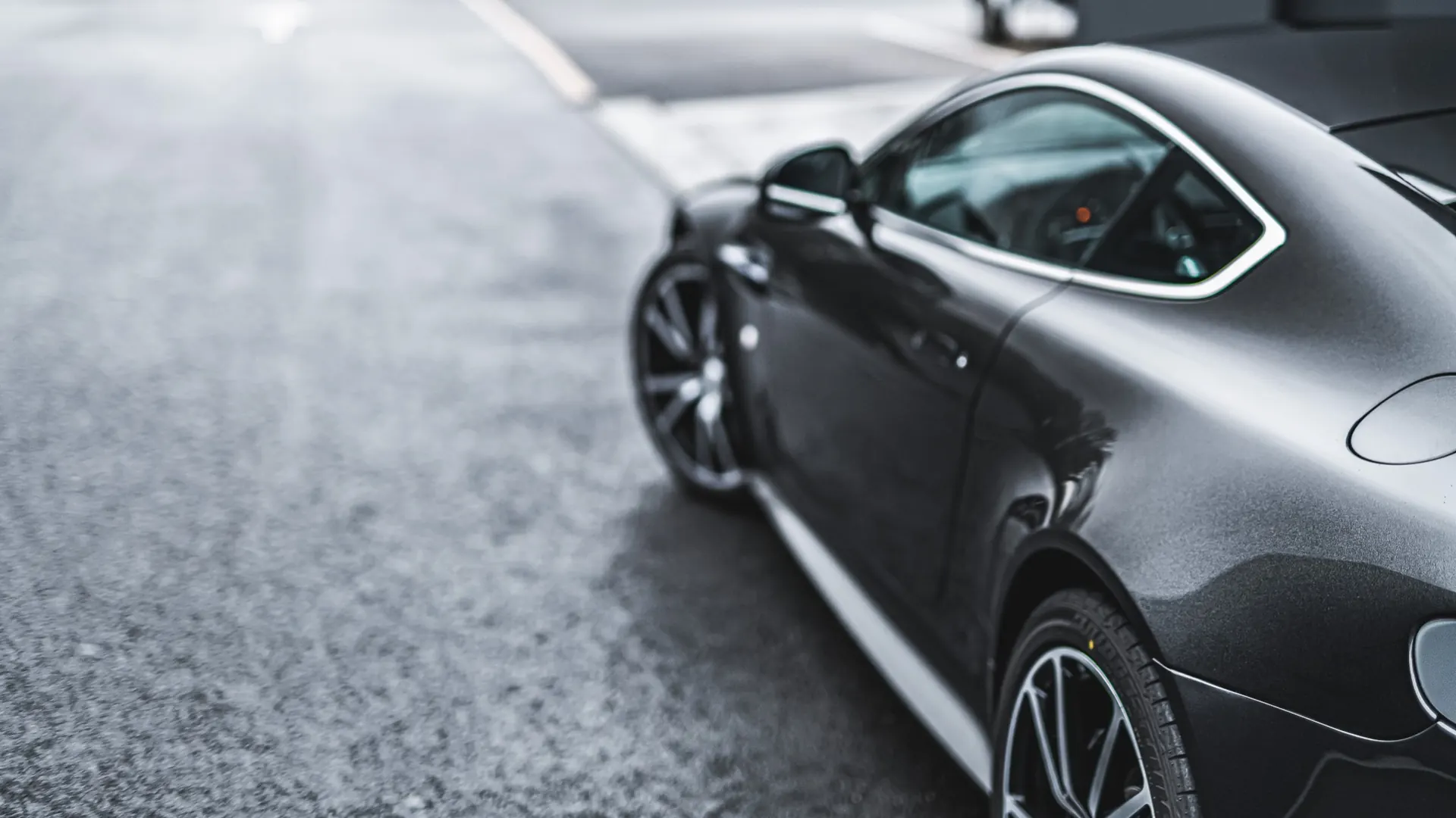 Aston Martin V8 — photo 12