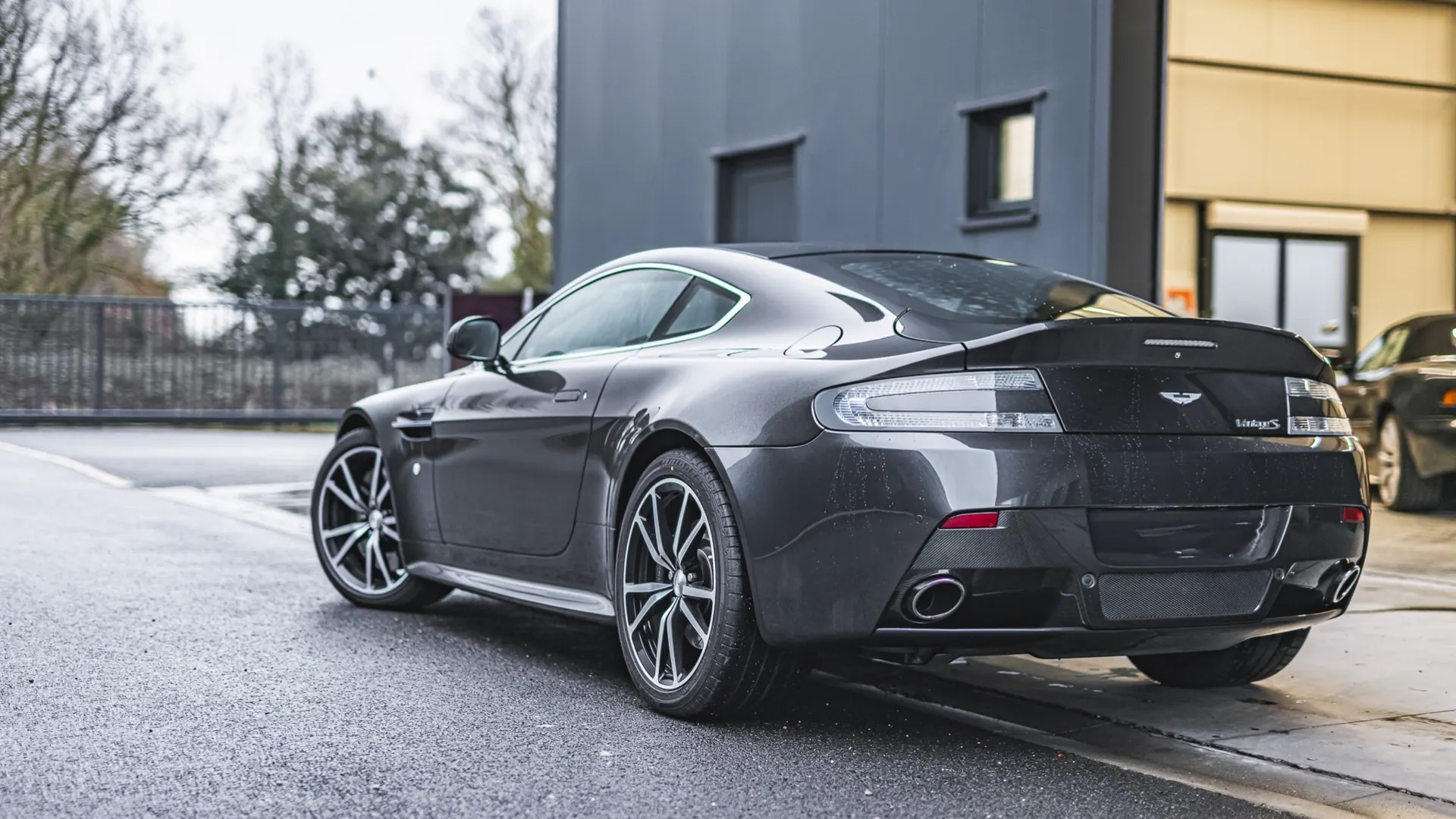 Aston Martin V8 — photo 16