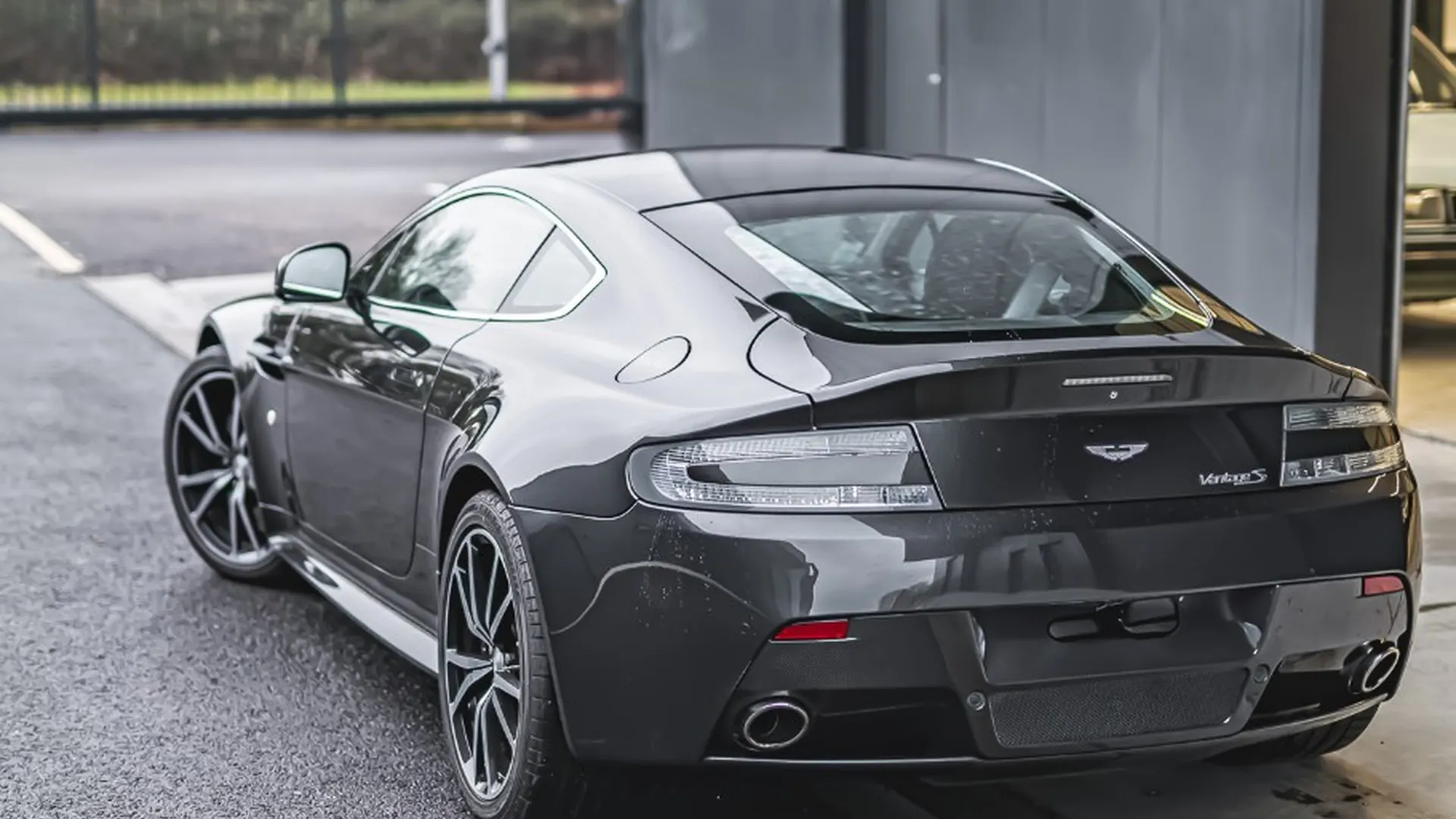 Aston Martin V8 — photo 13