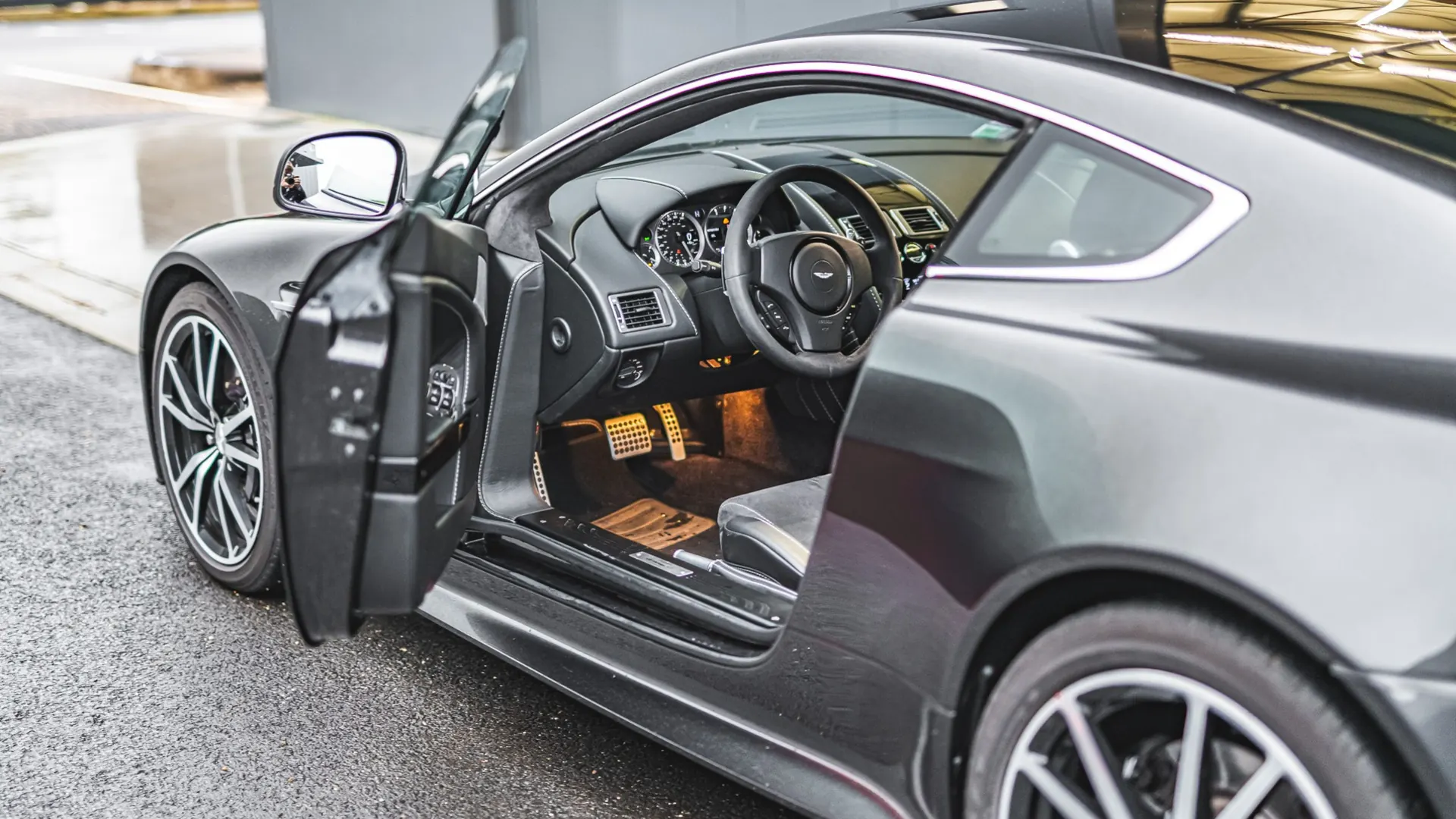 Aston Martin V8 — photo 20