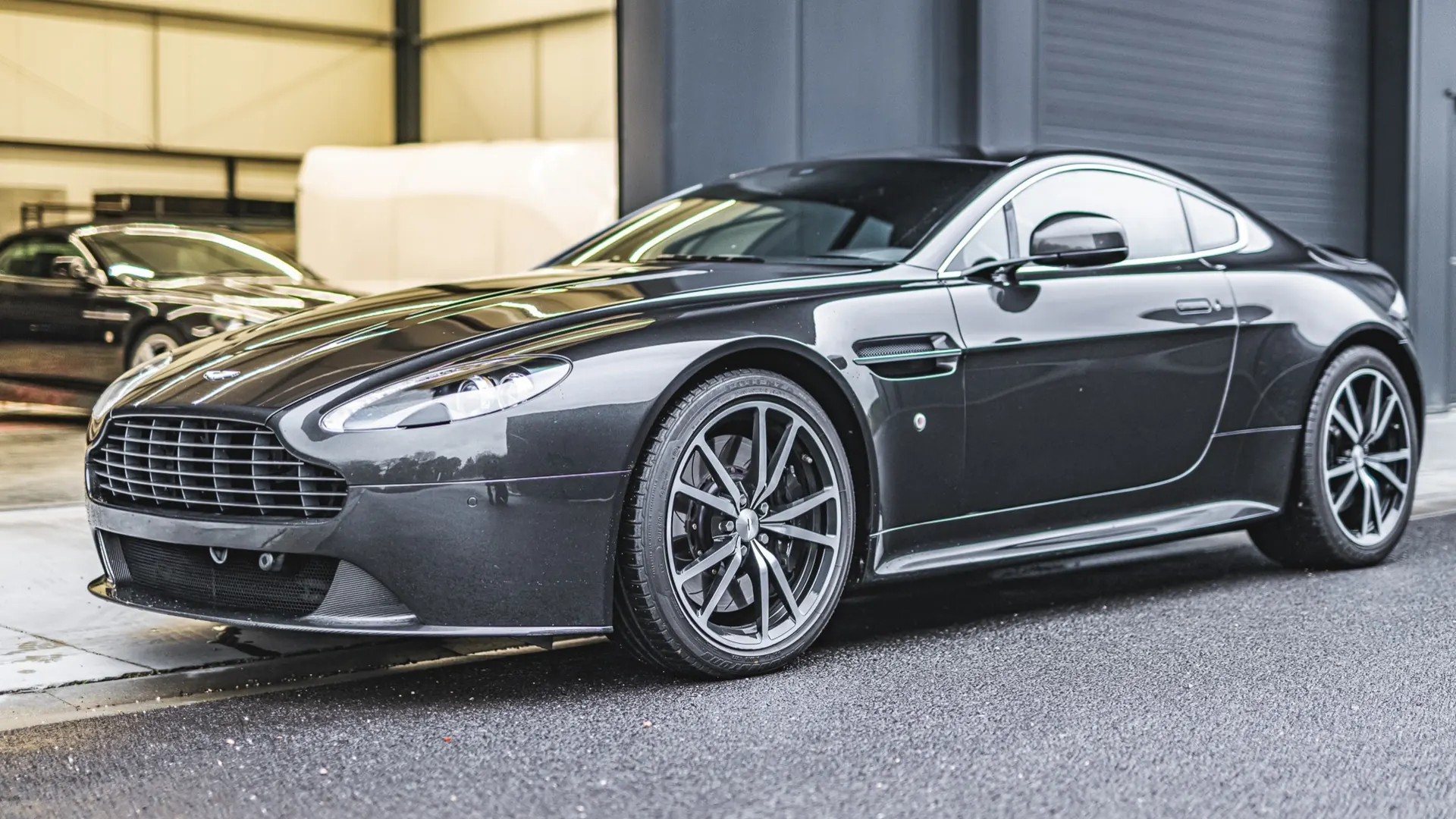 Aston Martin V8 — photo 24