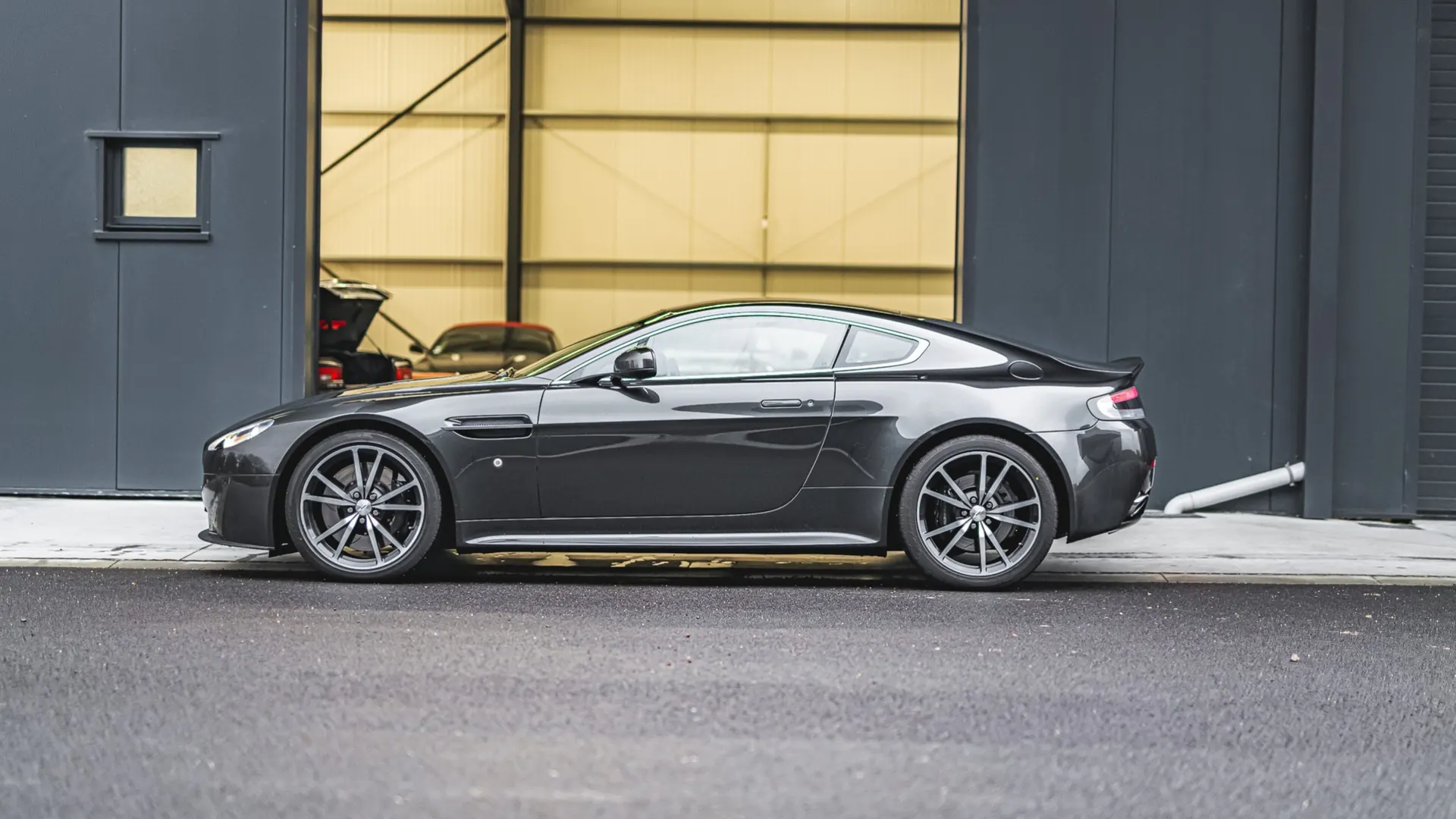 Aston Martin V8 — photo 7