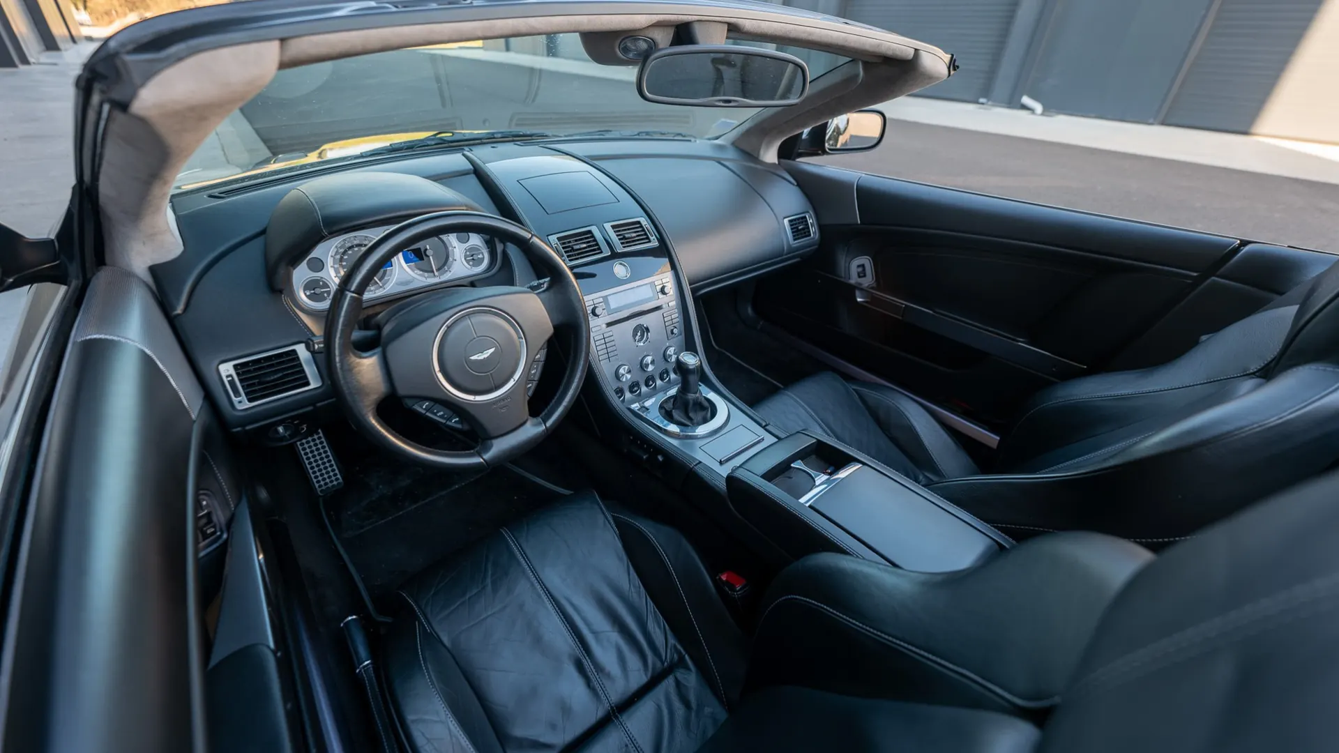 Aston Martin DB9 — photo 35