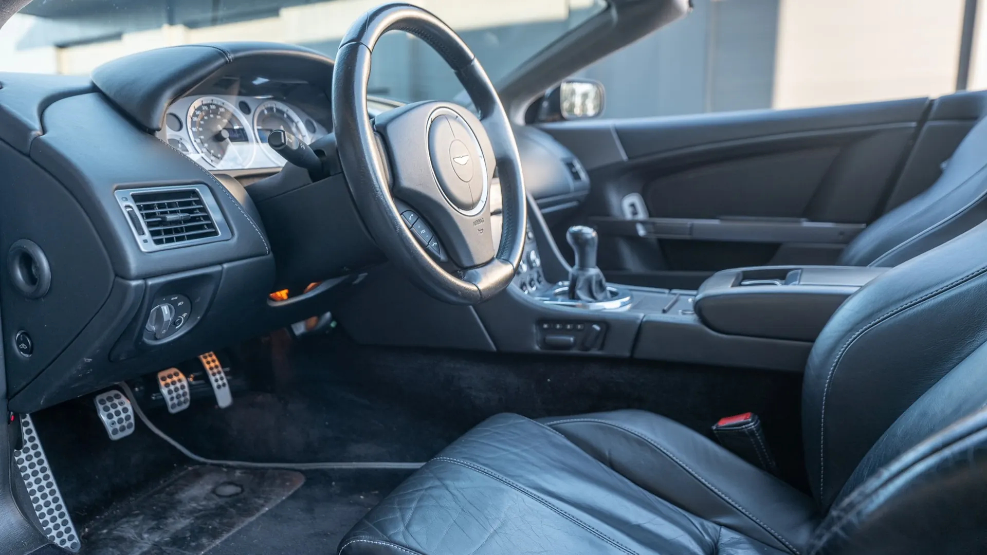 Aston Martin DB9 — photo 10