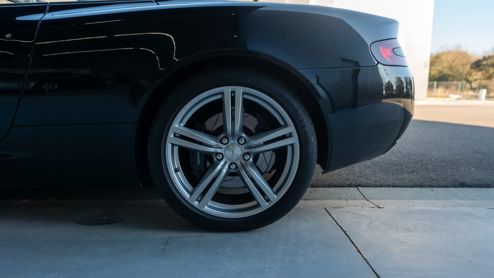 Aston Martin DB9 — photo 9