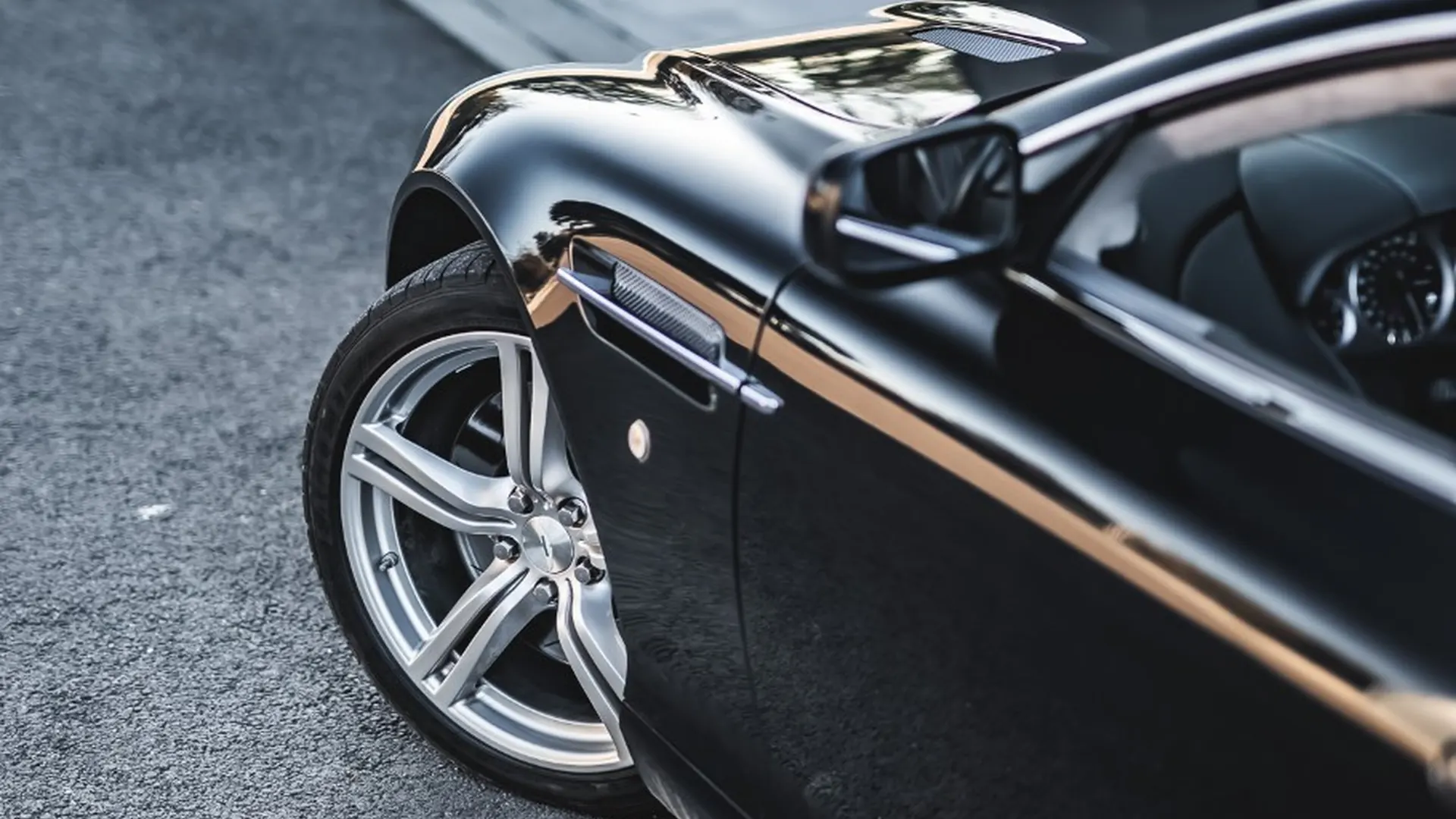 Aston Martin DB9 — photo 40