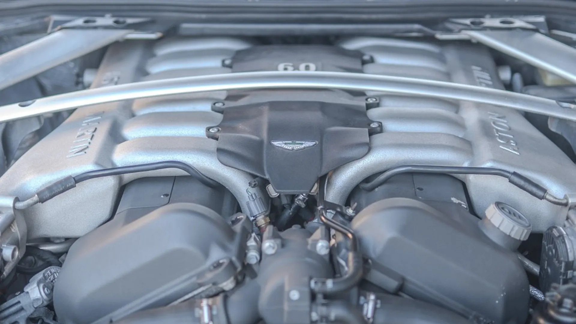 Aston Martin DB9 — photo 30