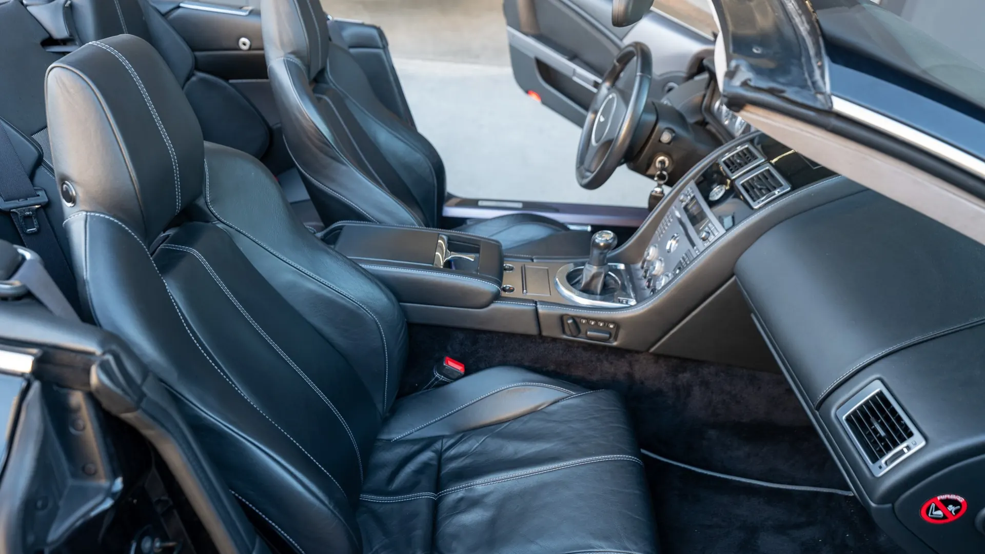Aston Martin DB9 — photo 28